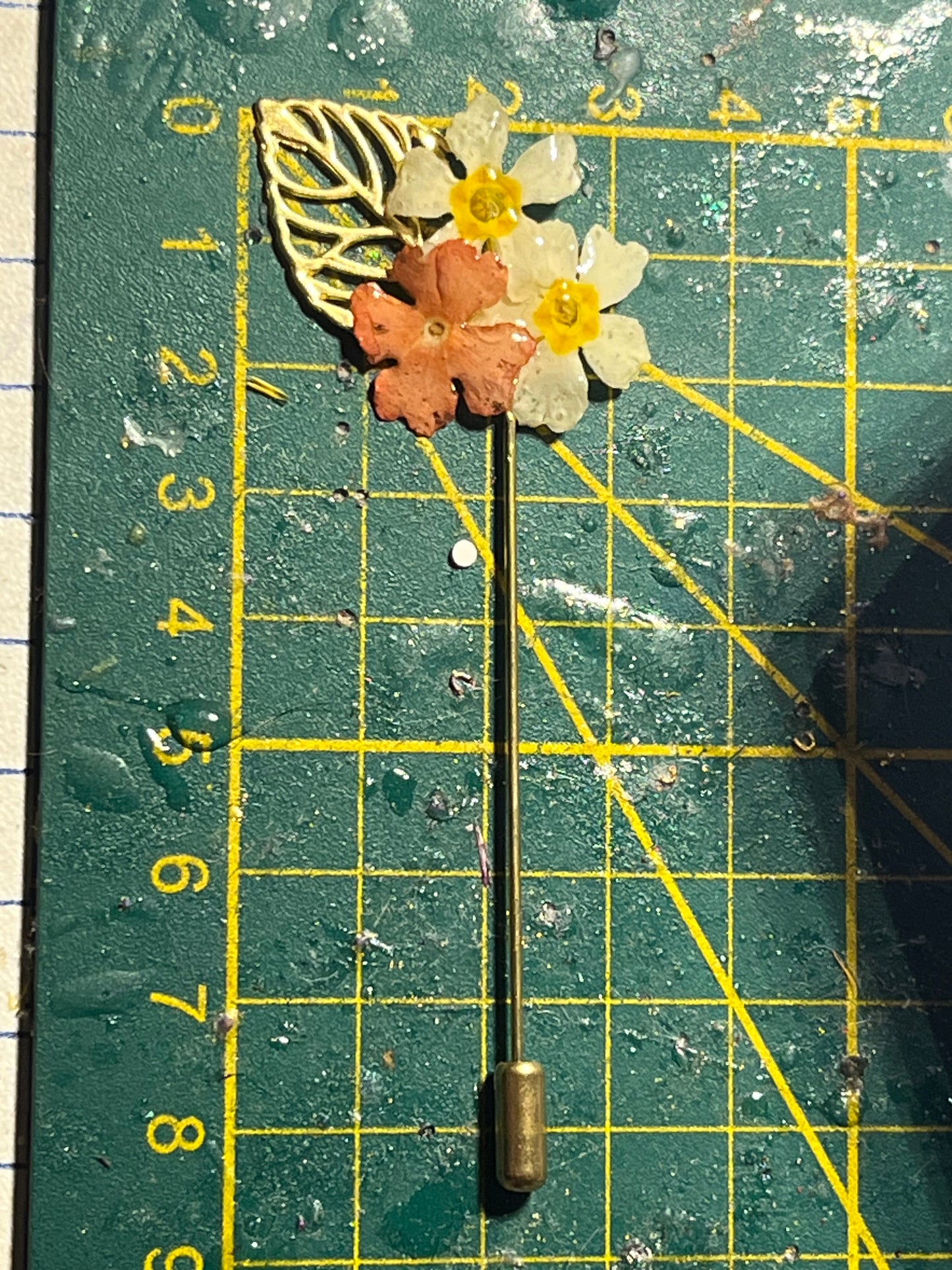 Épingle broche fleurs de primevères & lantana