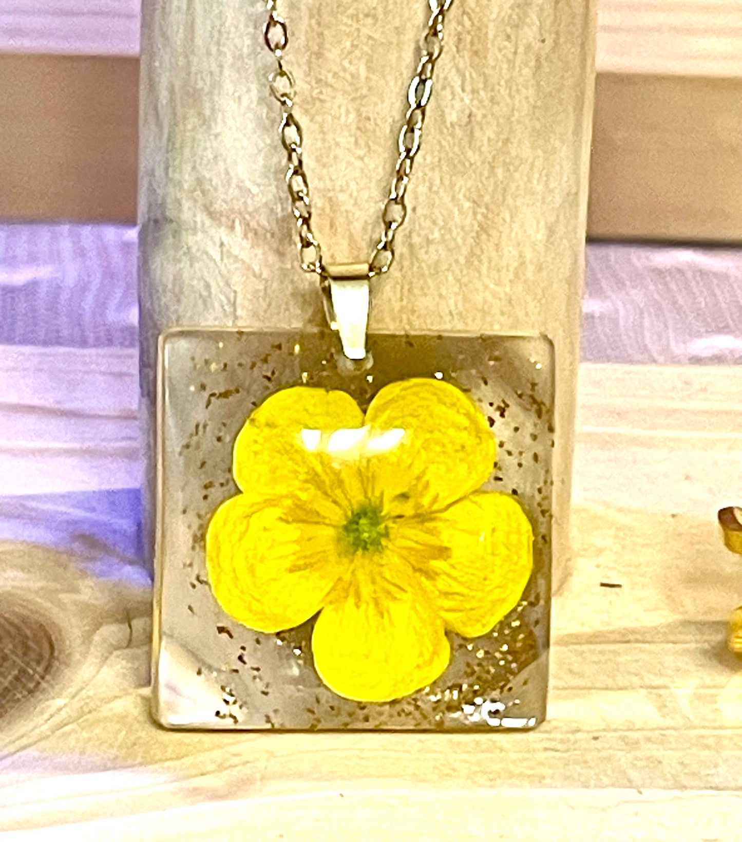 Pendentif carré Bouton d’Or