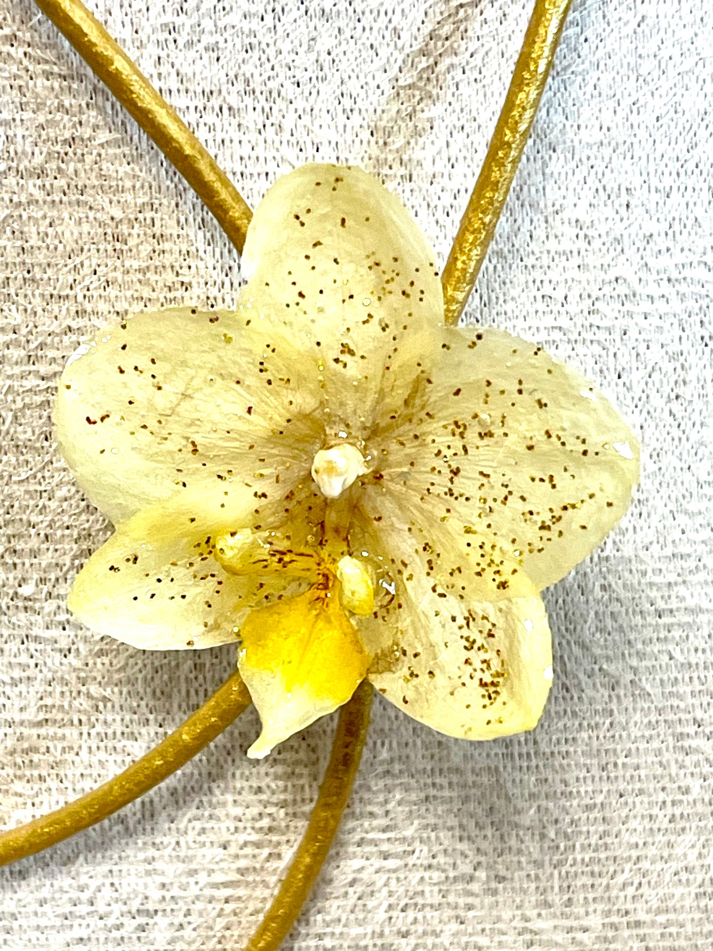 Collier mini orchidée jaune dorée & cordon cuir doré