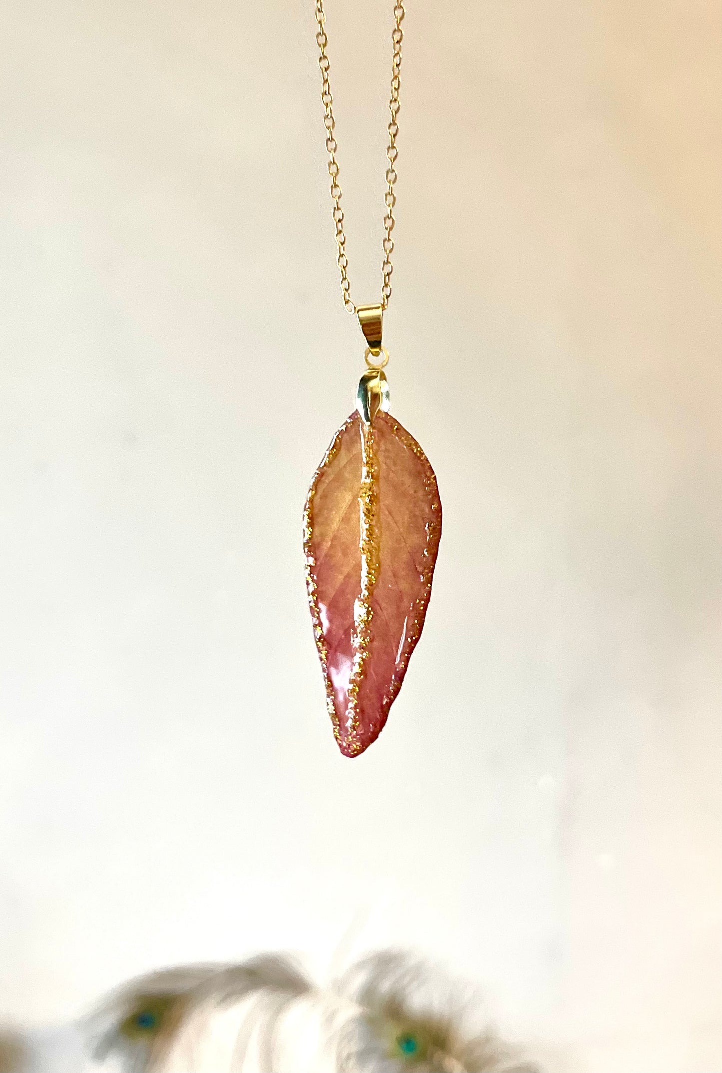 Collier feuille Amaranthe pailleté d’or