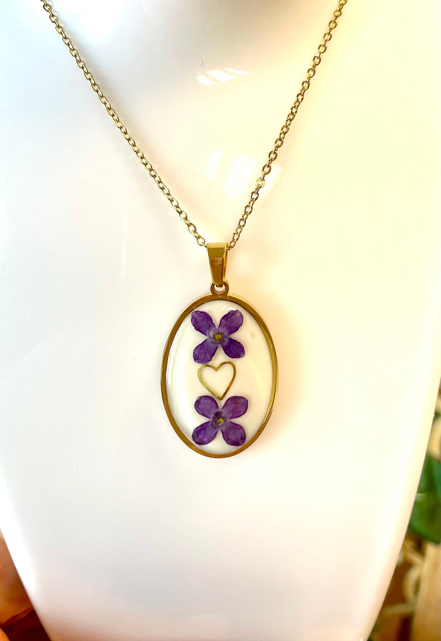 Pendentif médaillon doré duo lilas & cœur