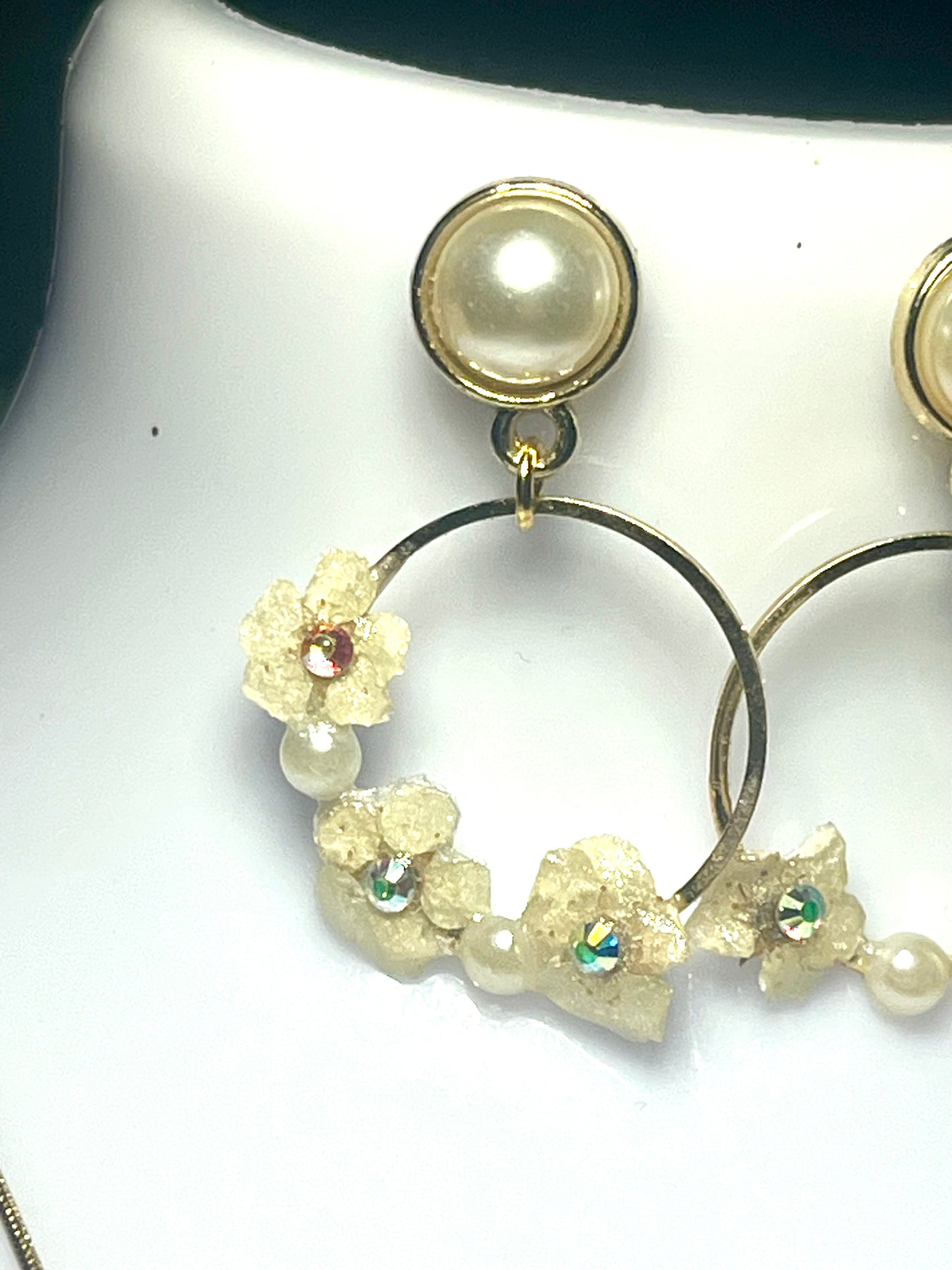 Parure de bijoux fleurs sureau & perles - Aux fleurs de Chloé Parure de bijoux fleurs sureau & perles Parure bijoux Parure bijoux