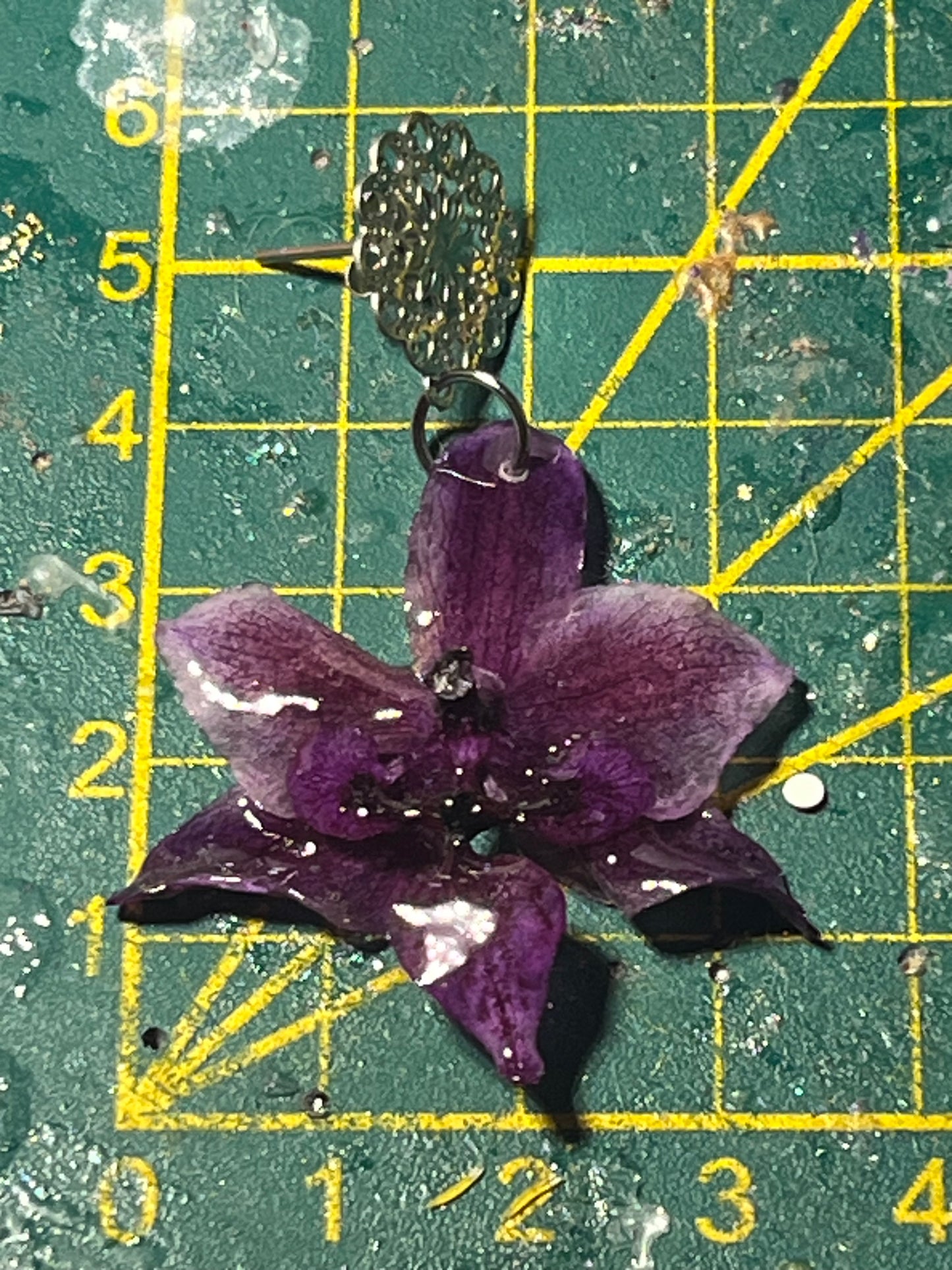 Boucles d’oreilles mini orchidées violettes