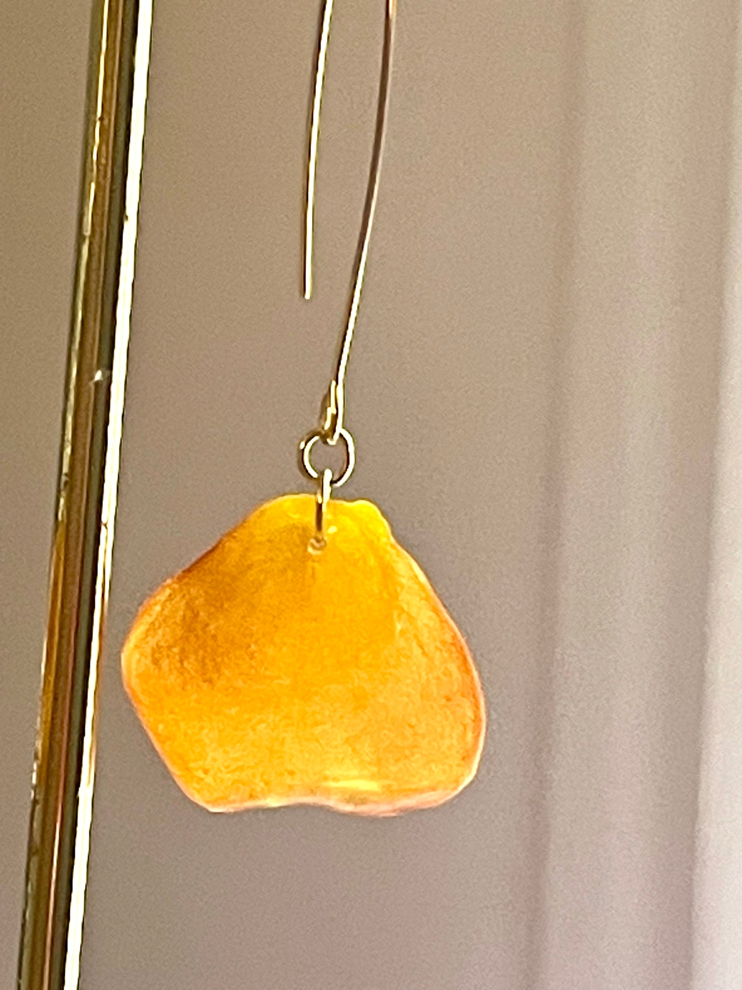 Boucles d’oreilles grands crochets dorés pétales rose orange