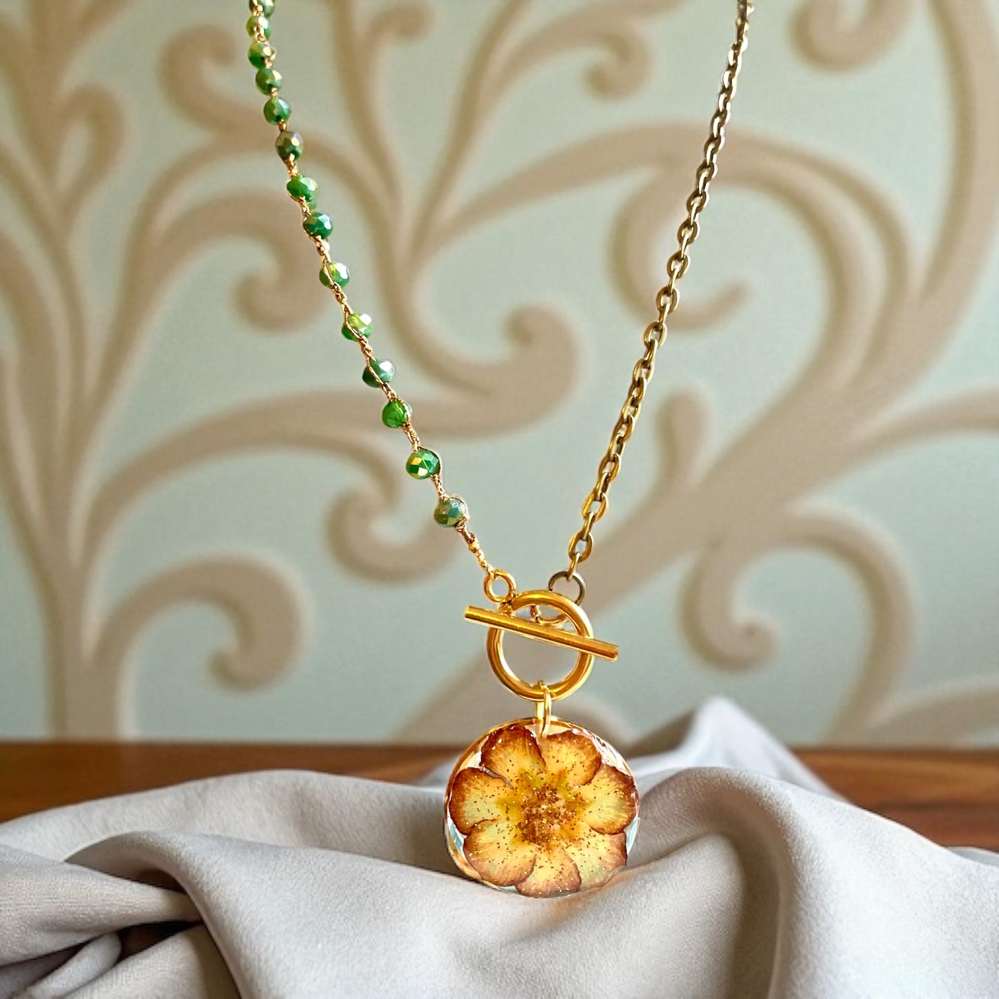 Collier bi matière perles de verre & primevère