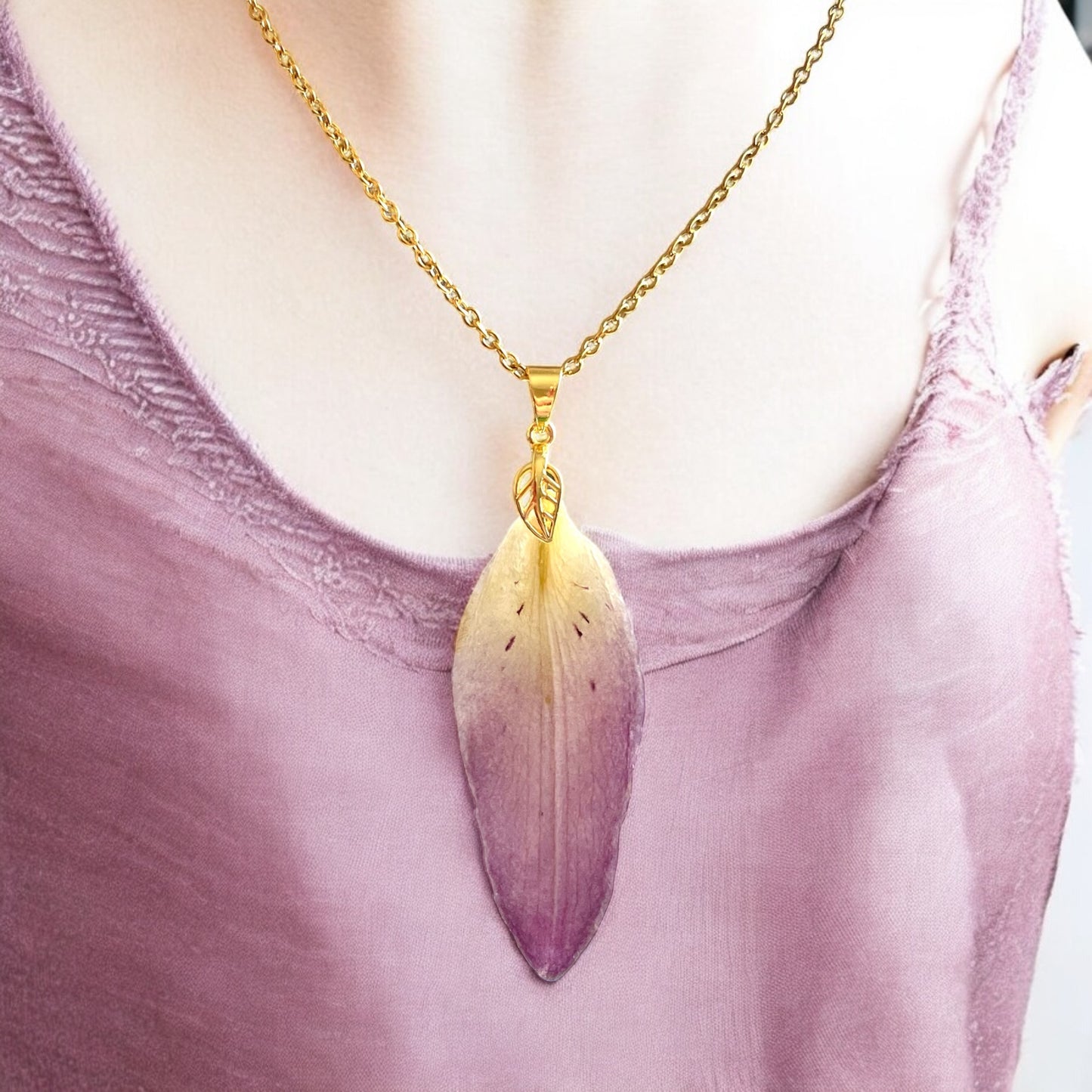 Collier pétale de Lys plaqué or