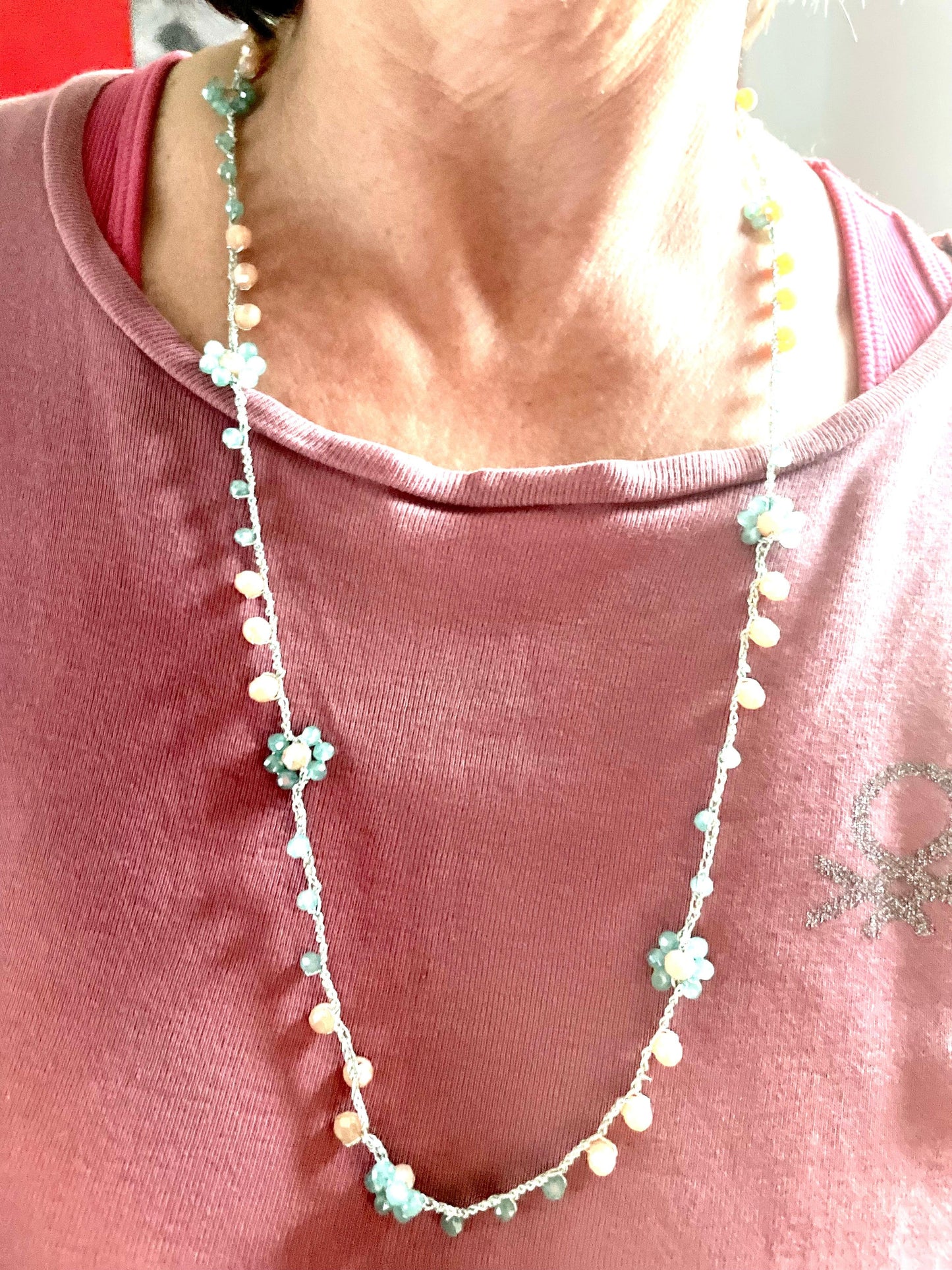 Collier fleurs de perles de verre tchèque abricot et vert d’eau - Aux fleurs de Chloé Collier fleurs de perles de verre tchèque abricot et vert d’eau Collier Collier