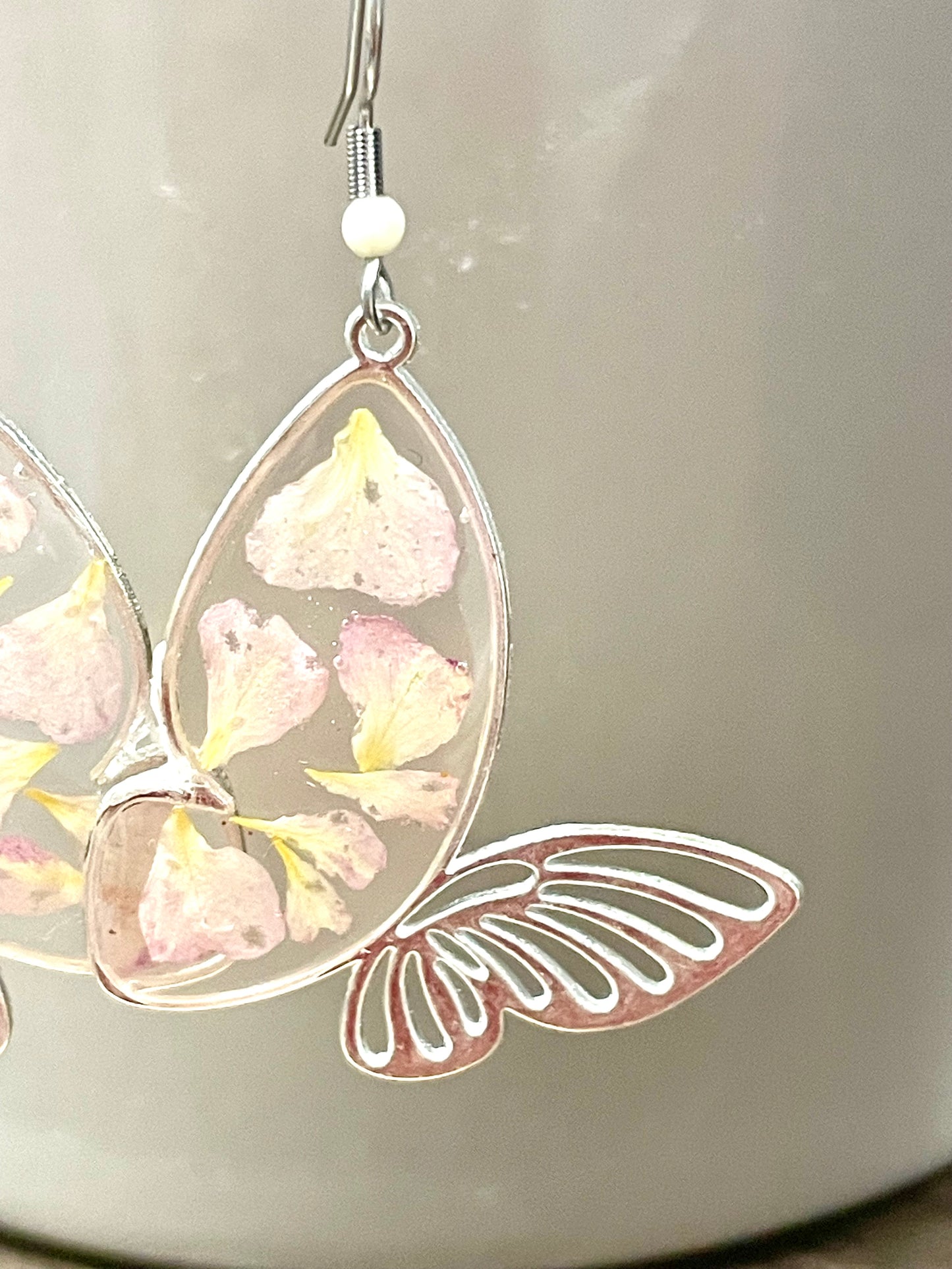 Boucles d’oreilles papillons de pétales de rose