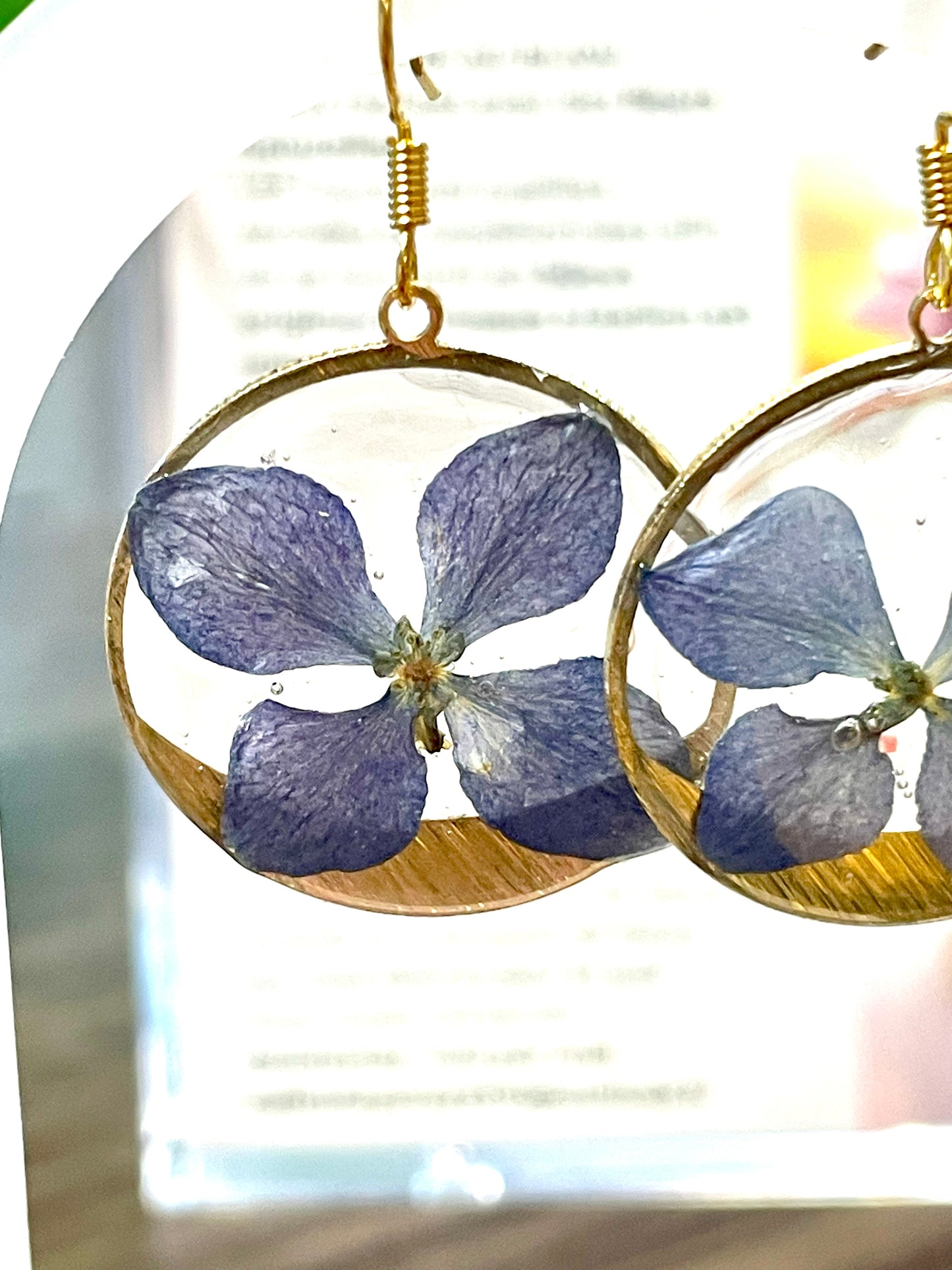 Boucles d’oreilles hortensia bleu cercle doré