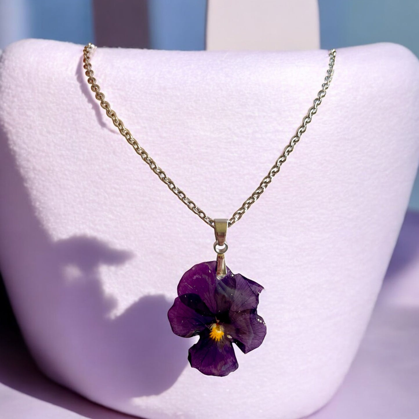 Pendentif fleur Pensée violette petit cœur jaune