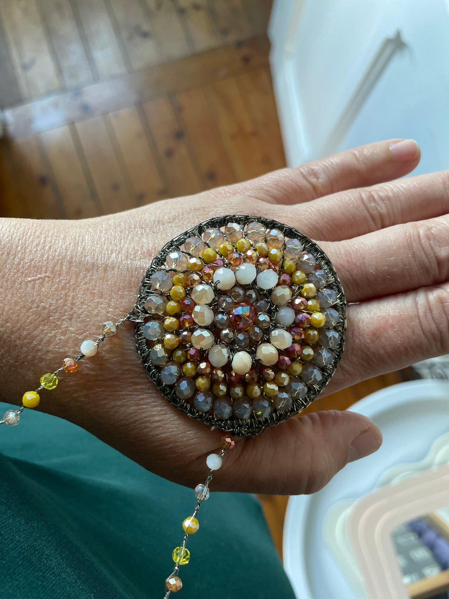 Collier grand médaillon perles de verre