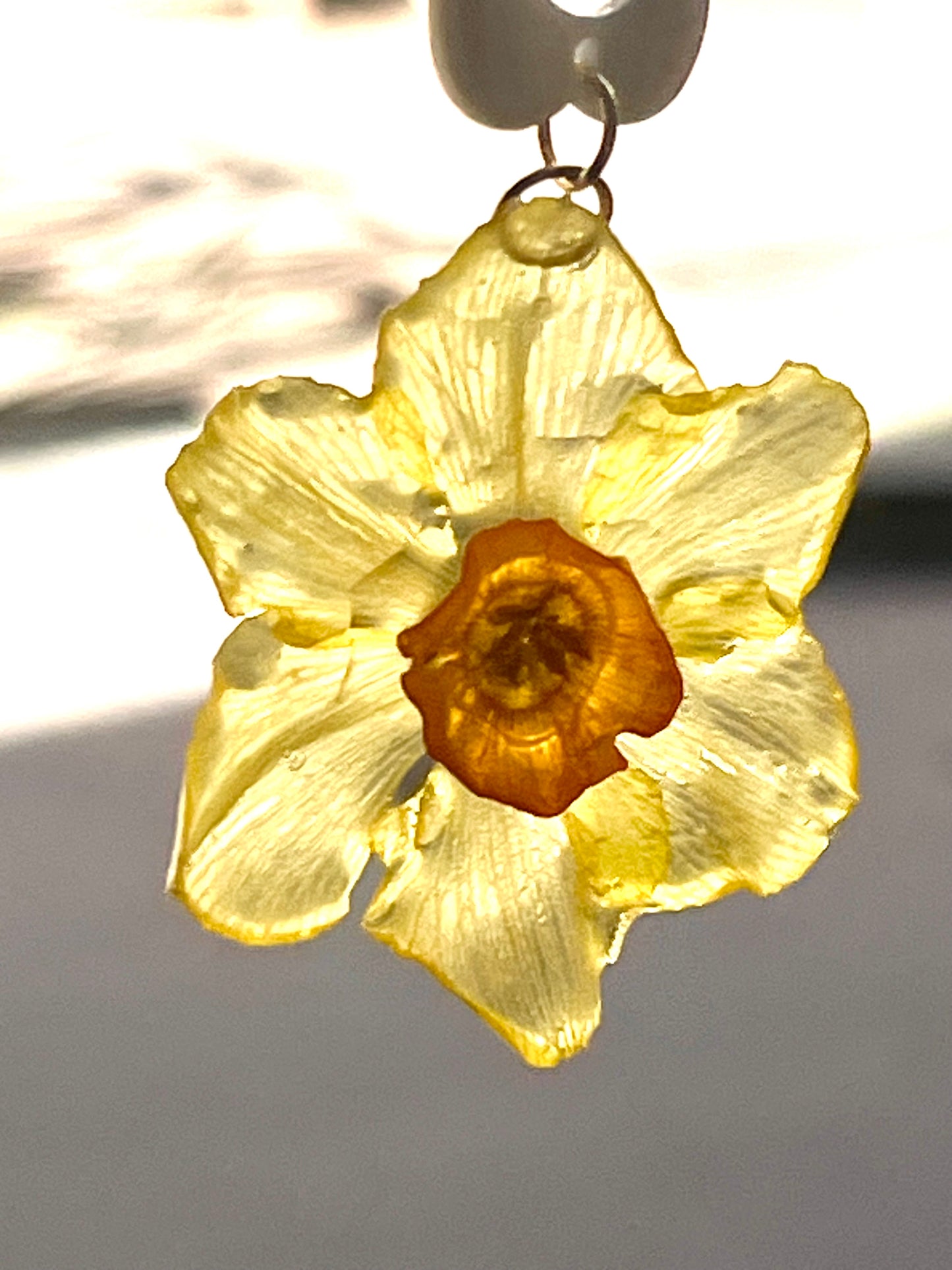 🌼 Collier jonquille naturelle – Résine & chaîne dorée