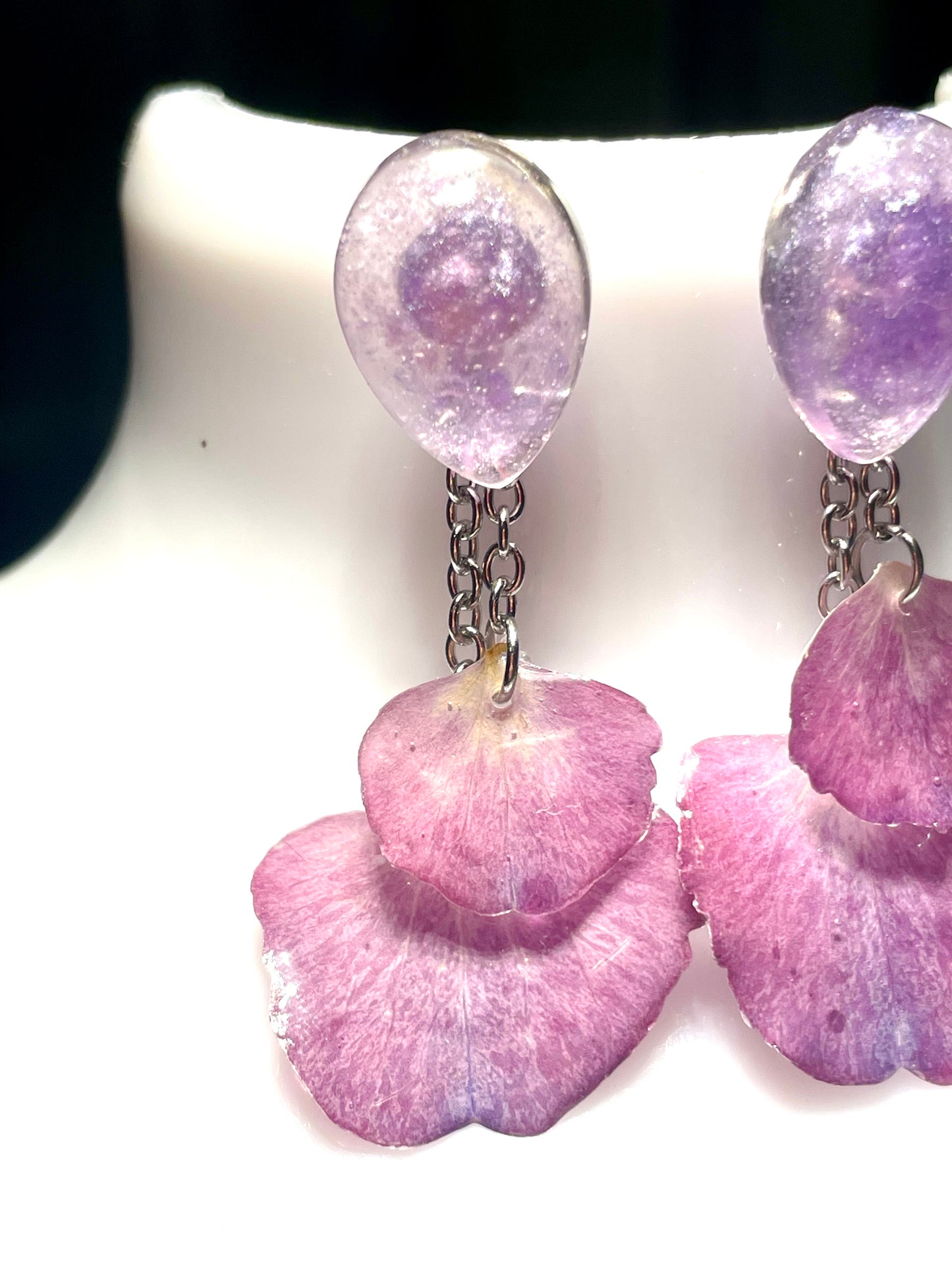 Boucles d’oreilles pétales hortensia rose & paillettes
