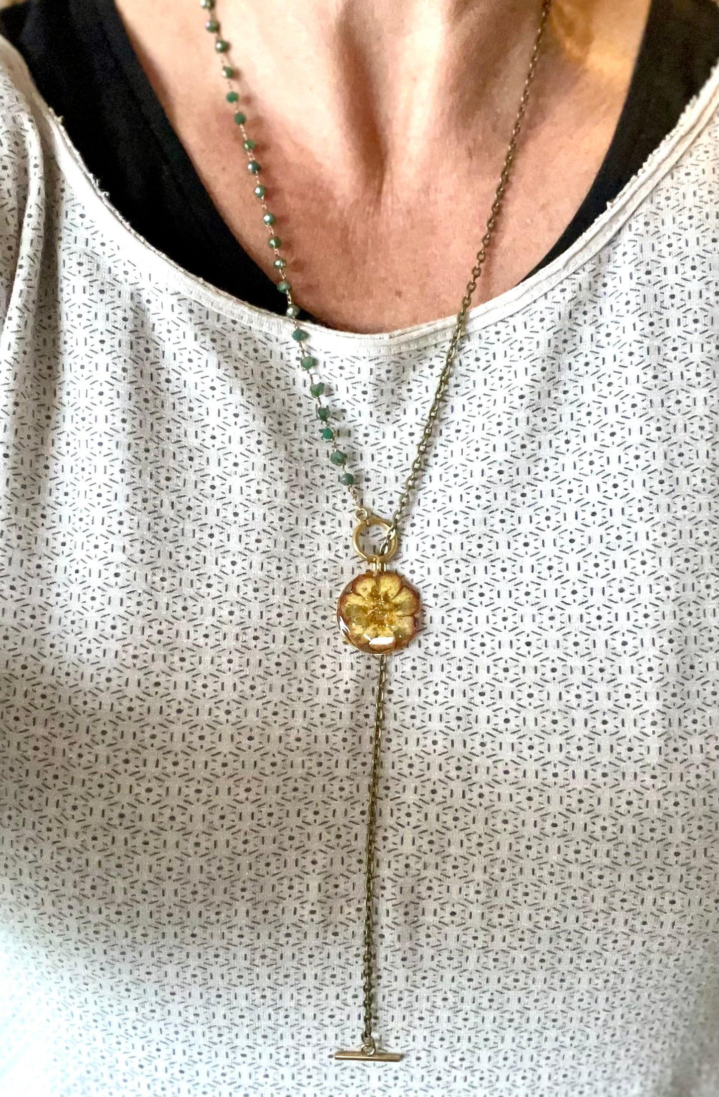 Collier bi matière perles de verre & primevère