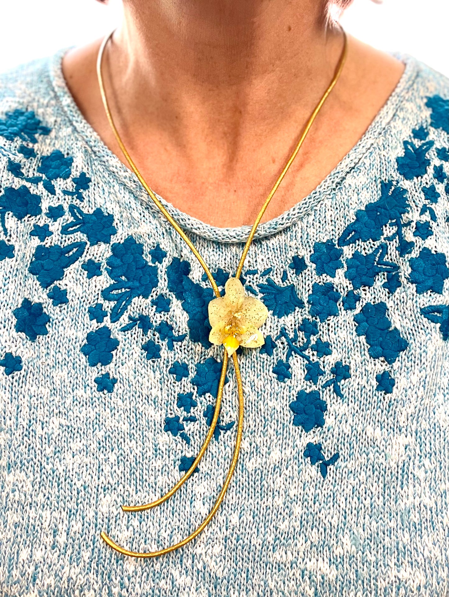 Collier mini orchidée jaune dorée & cordon cuir doré