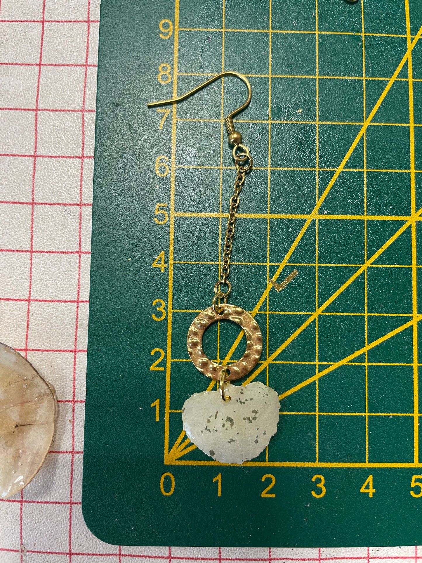 Boucles d’oreilles pendantes pétales hortensia blanc