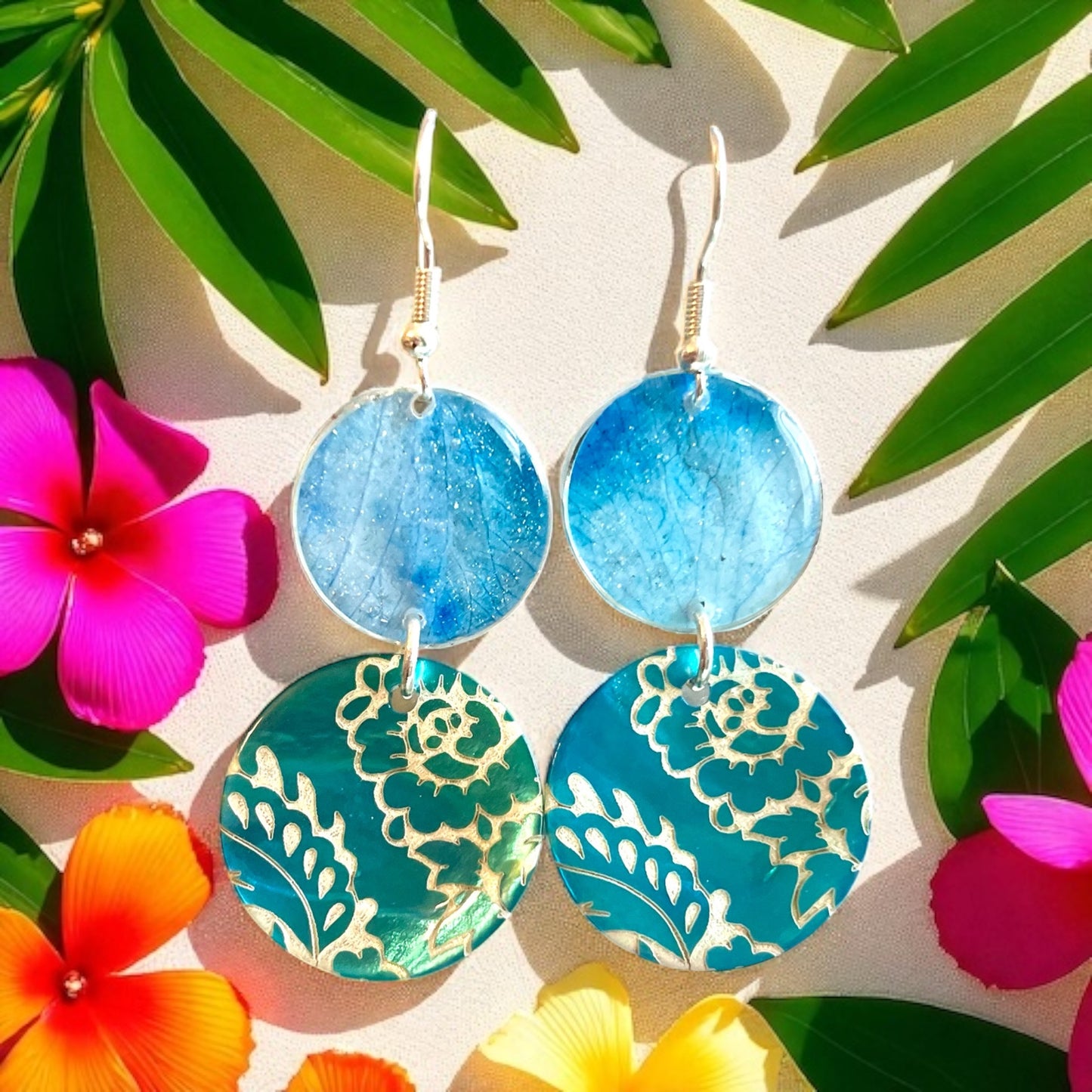 Boucles d’oreilles sequins nacre & orchidée bleue