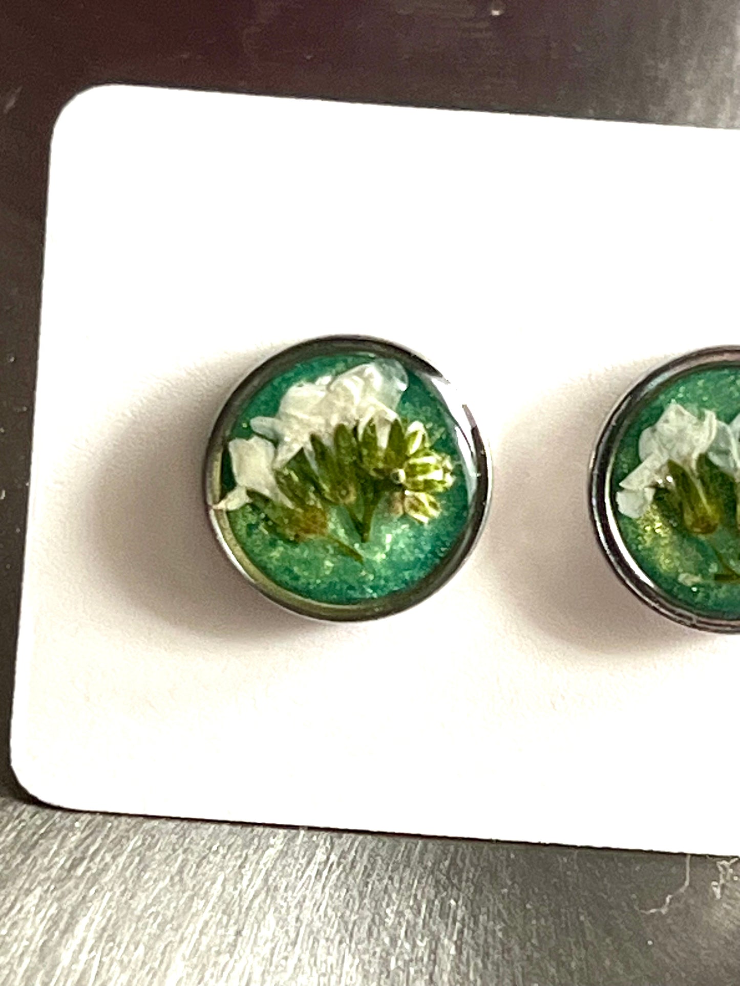 Boucles d’oreilles mini puces argentée