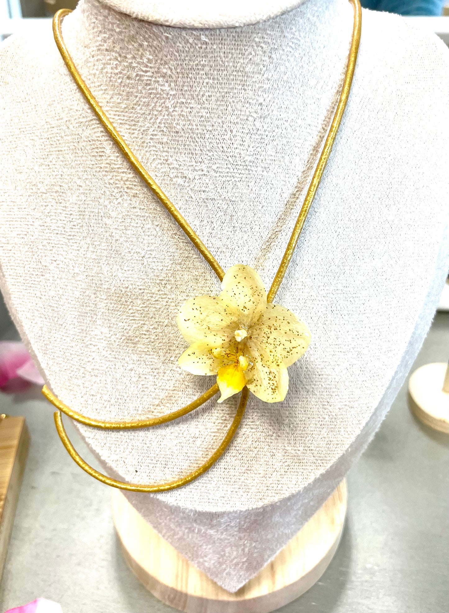 Collier mini orchidée jaune dorée & cordon cuir doré