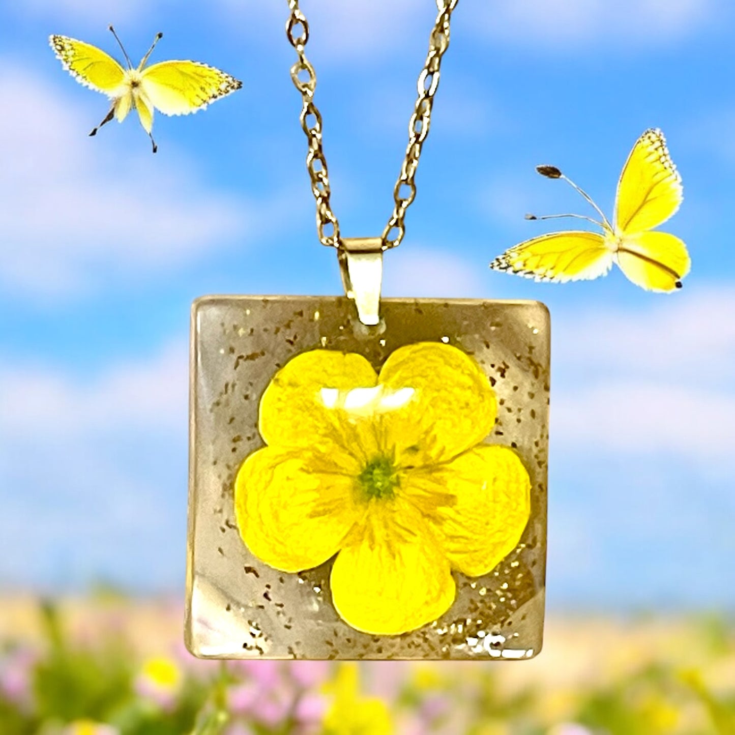 Pendentif carré Bouton d’Or
