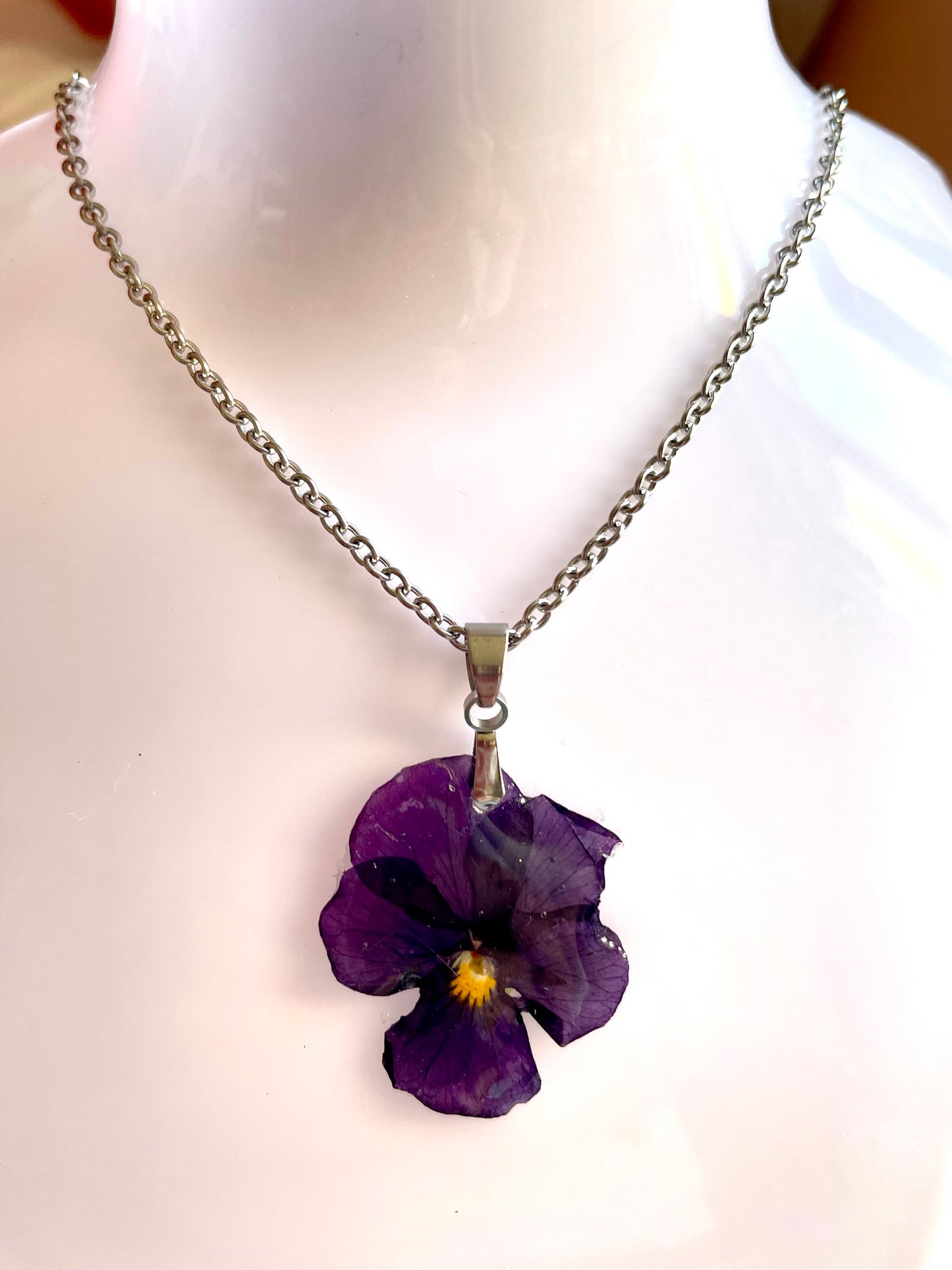 Pendentif fleur Pensée violette petit cœur jaune