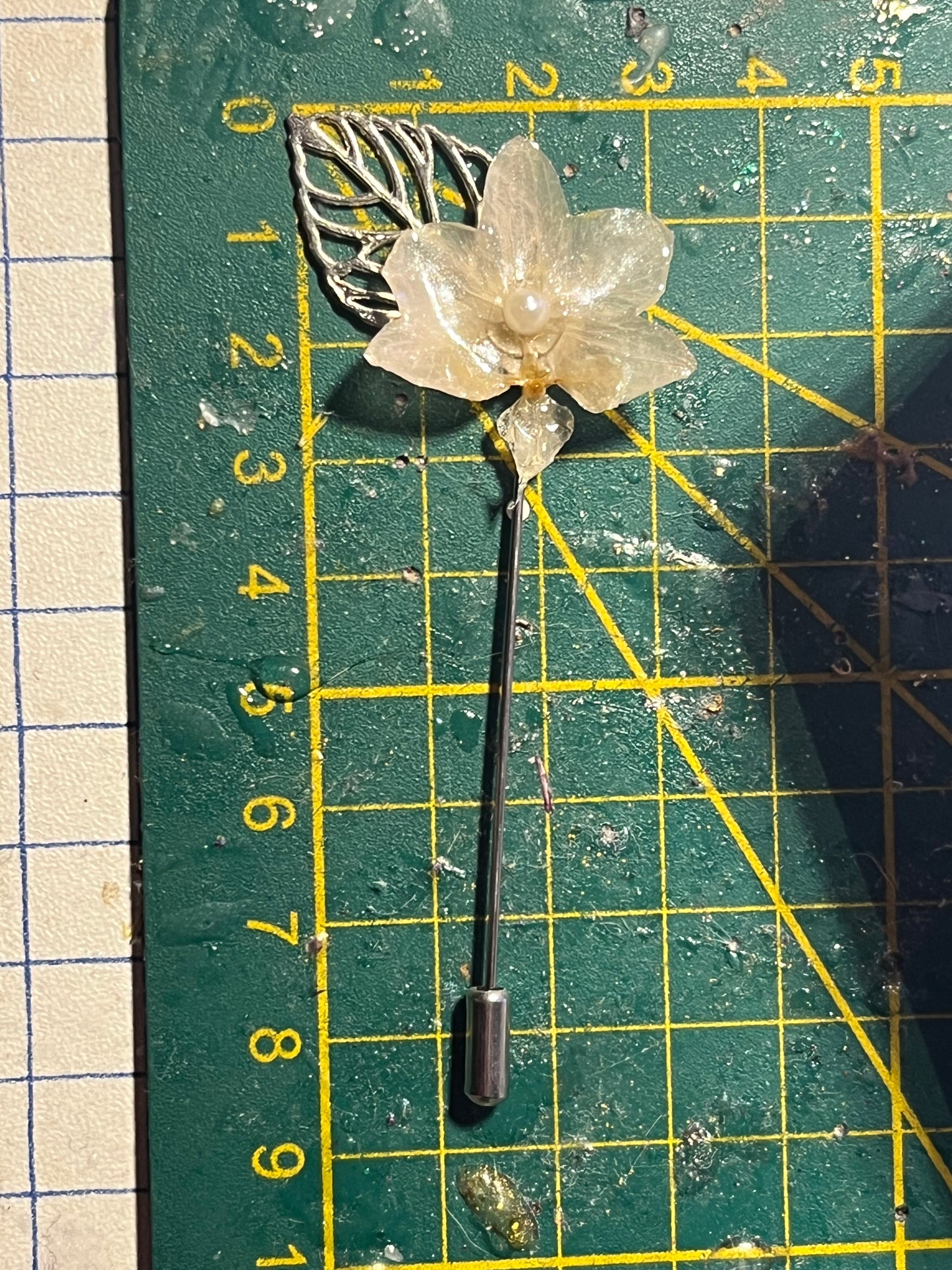 Épingle broche argentée mini orchidée blanche