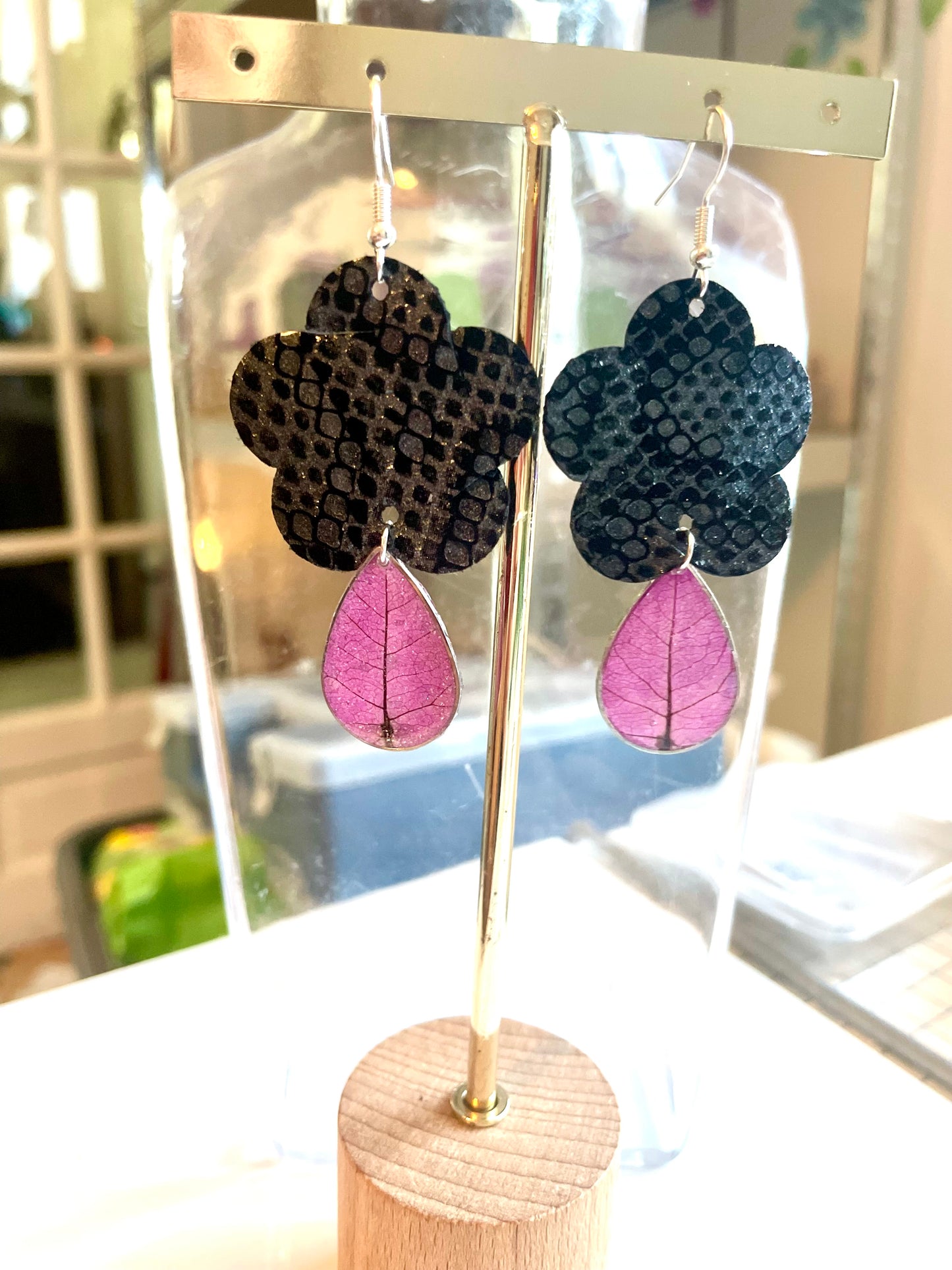 Boucles d’oreilles fleurs de cuir & larmes de Bougainvilliers