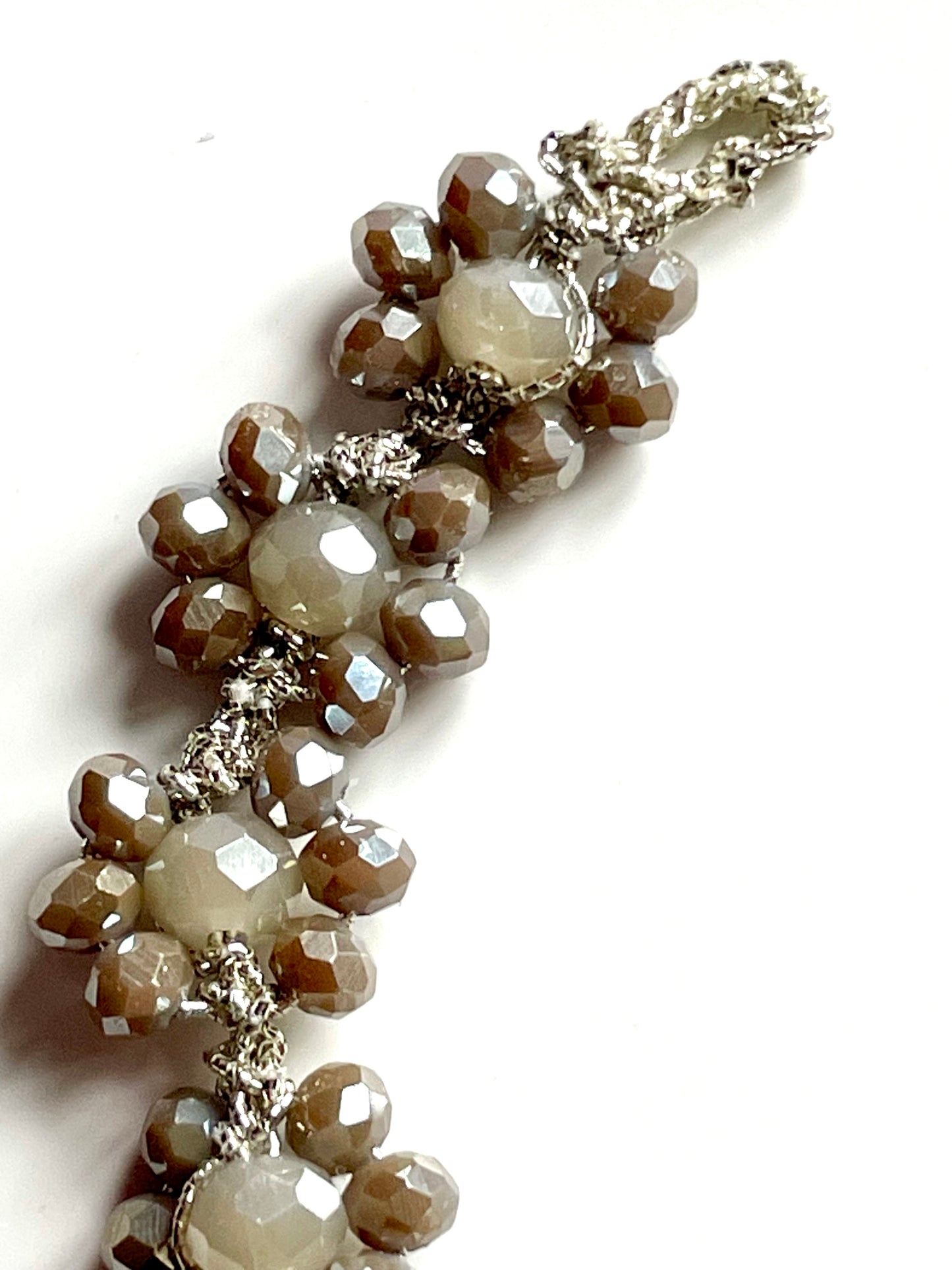 Bracelet fleurs en perles de verre taupe & nacré