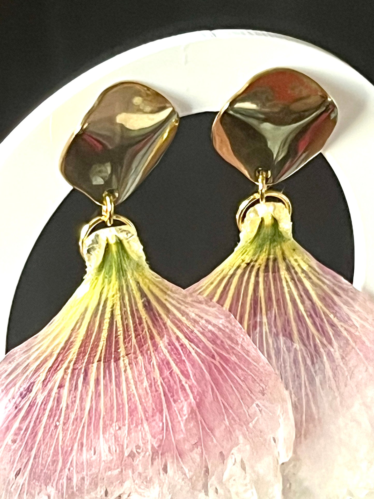 🌸 Boucles d’oreilles en véritables pétales – Modèle Rose trémière