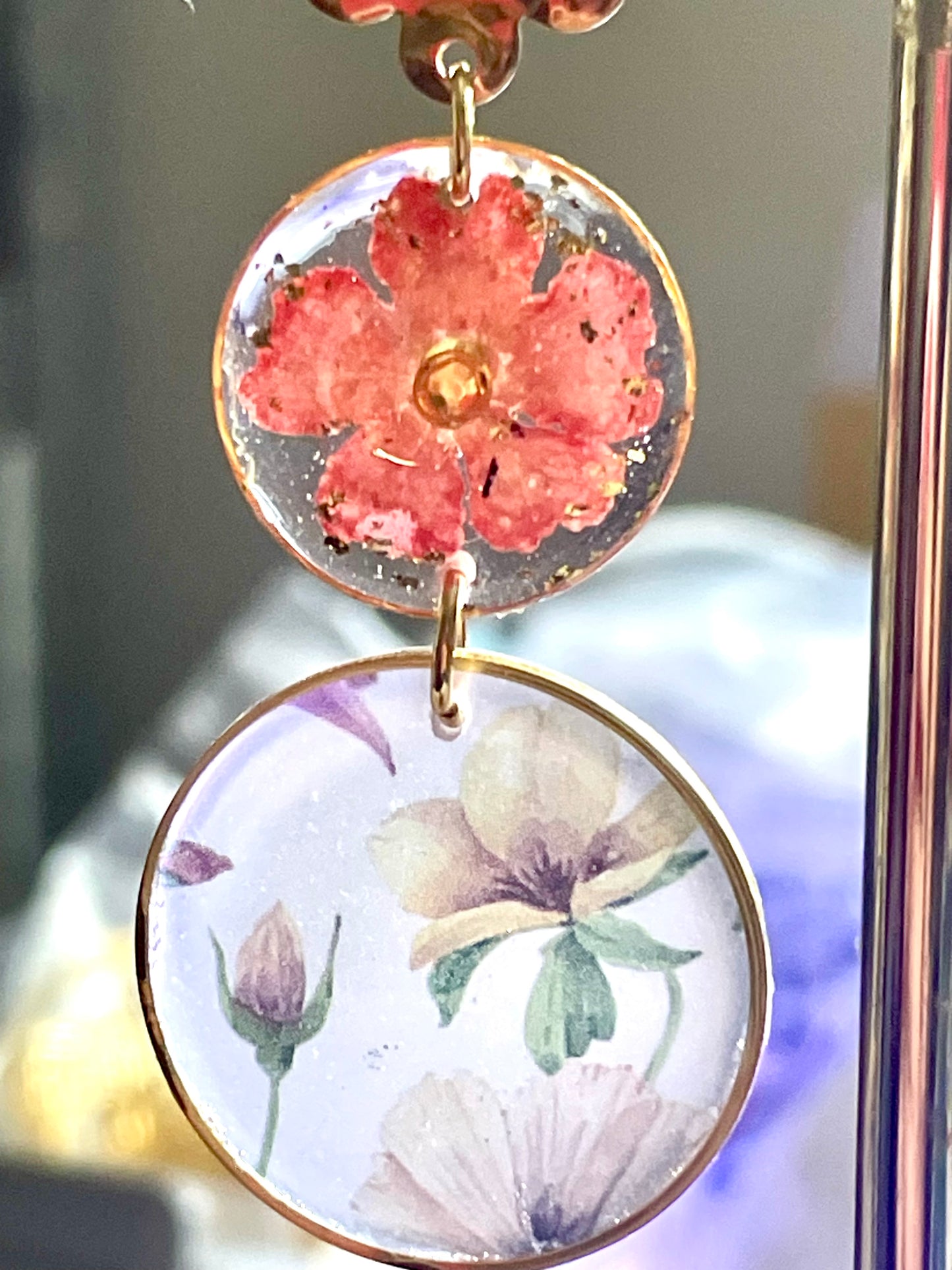 Boucles d’oreilles asymétriques fleurs de Lantana & papier fleuri