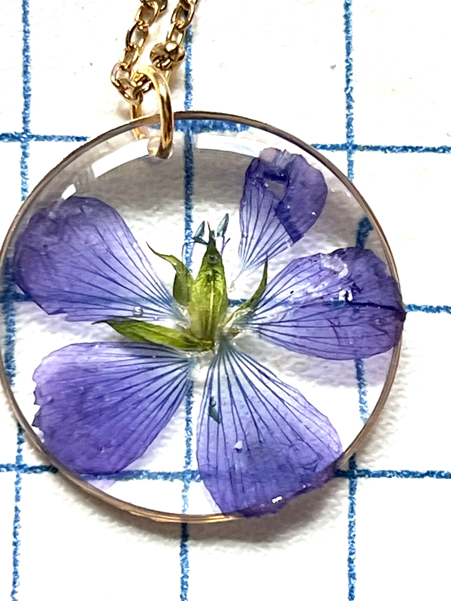 🌸 Collier Fleur de Lin Naturelle – Pendentif en résine