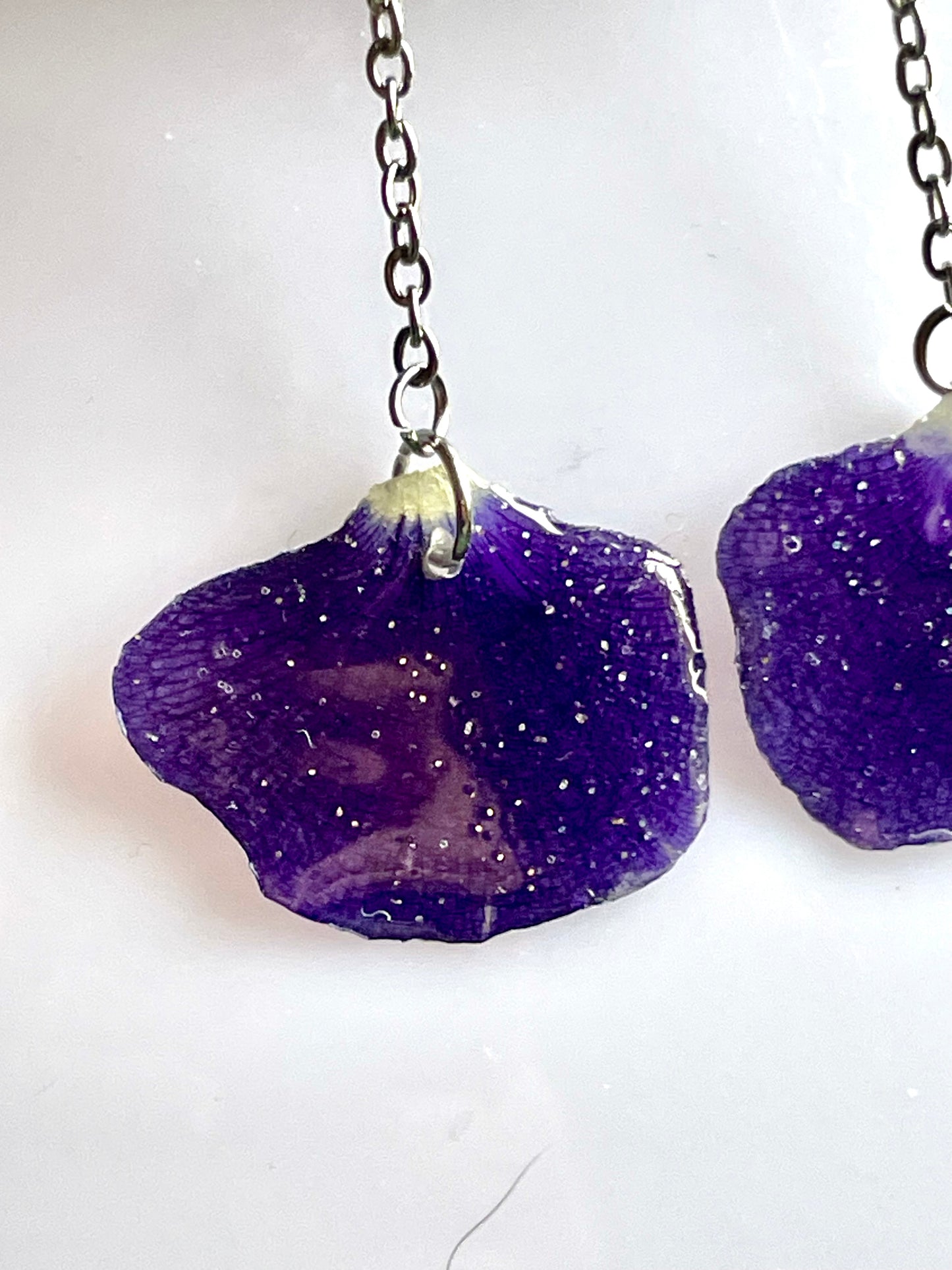 Boucles d’oreilles pendantes pétales de pensée violet