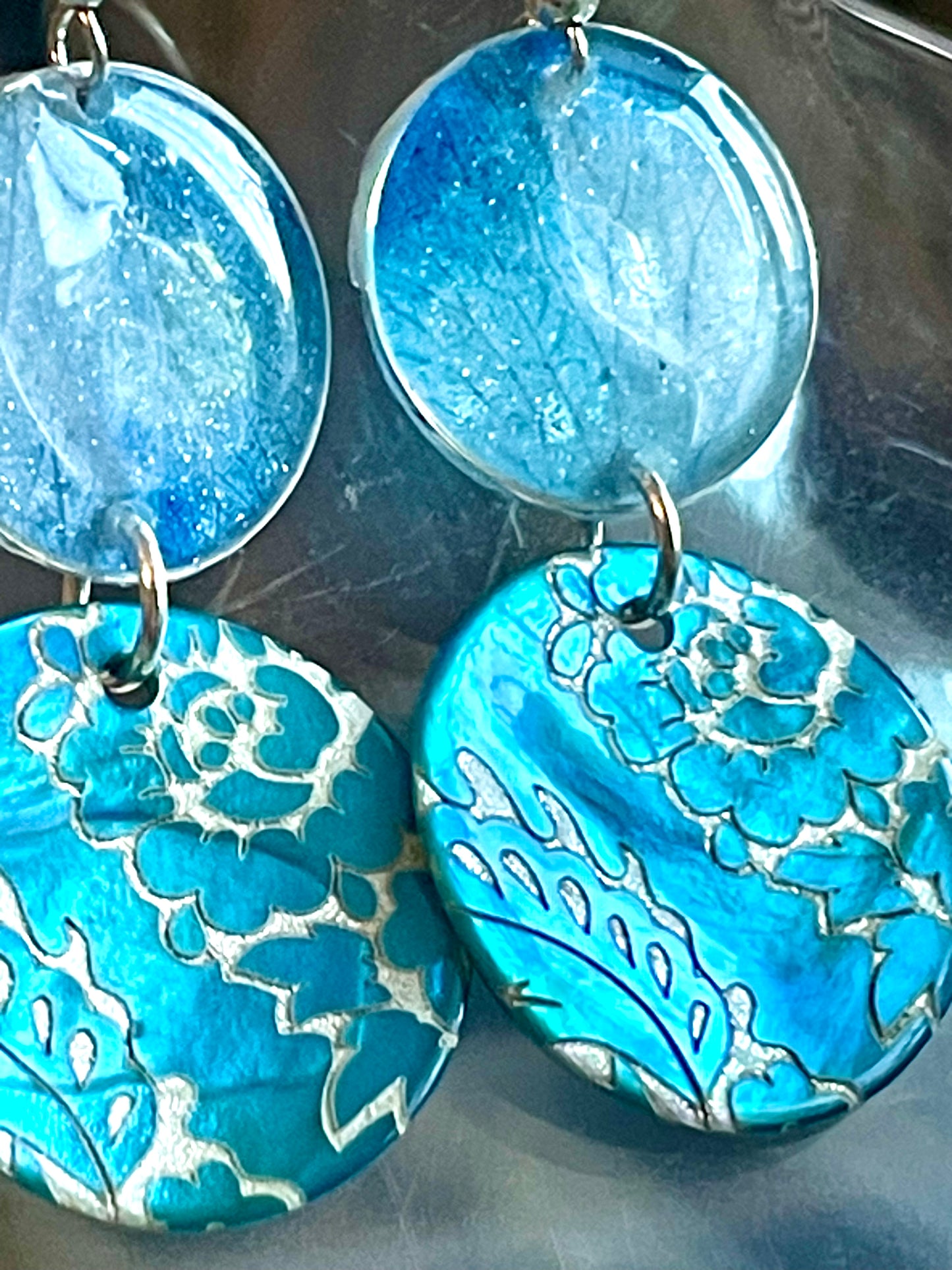 Boucles d’oreilles sequins nacre & orchidée bleue