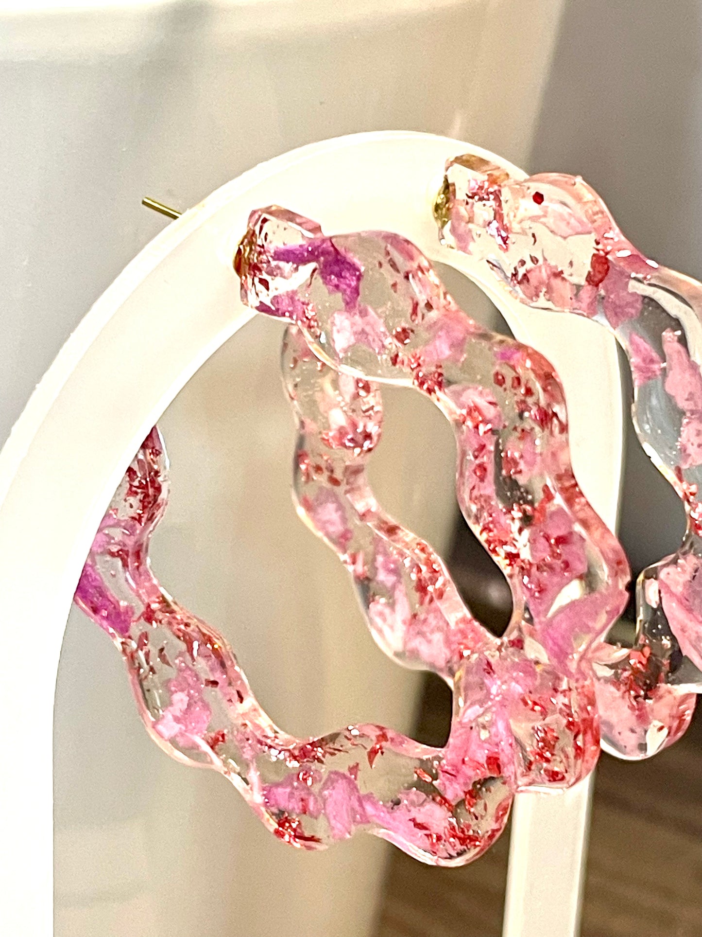 Boucles d’oreilles grandes créoles pétales roses