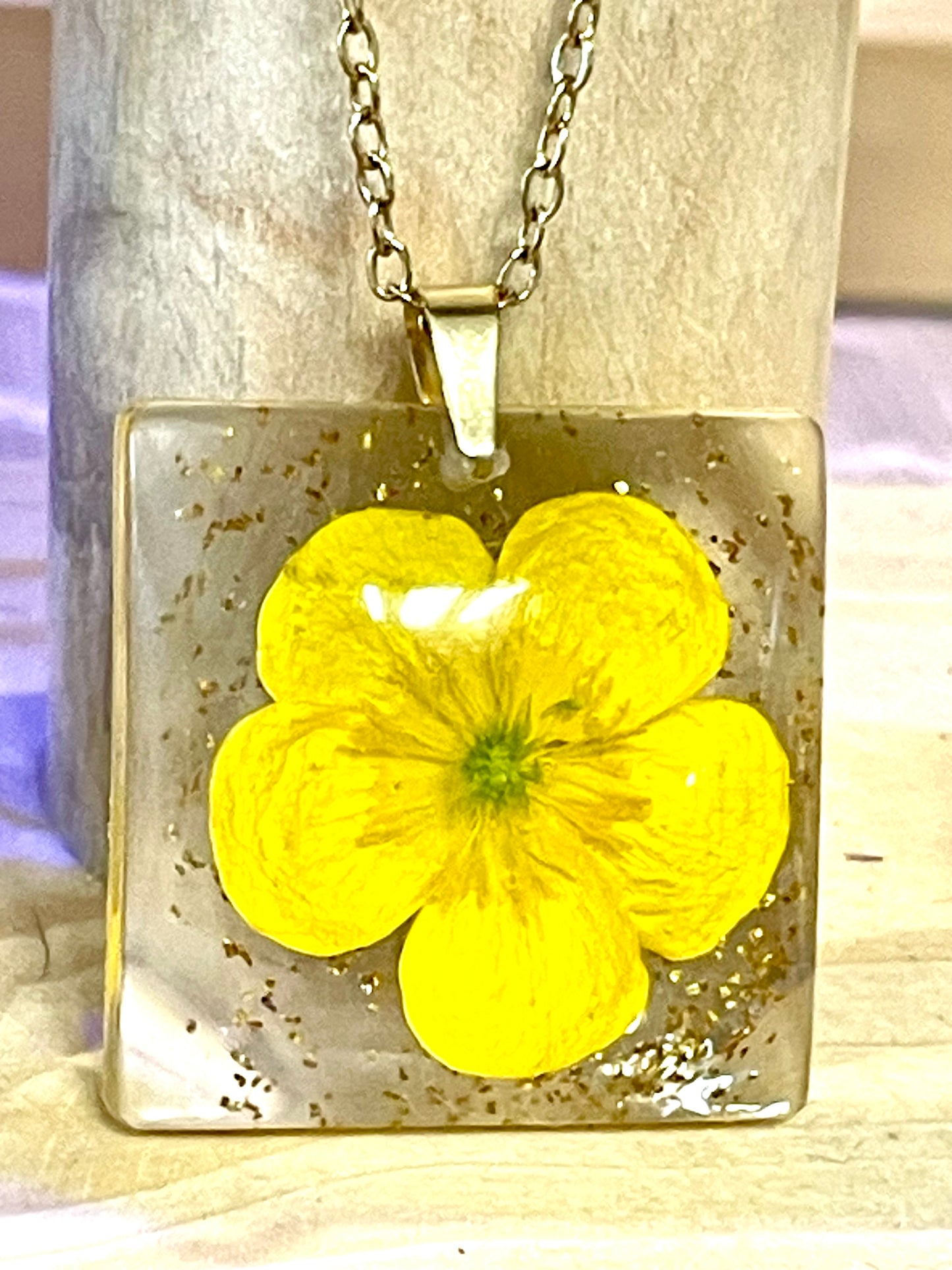 Pendentif carré Bouton d’Or