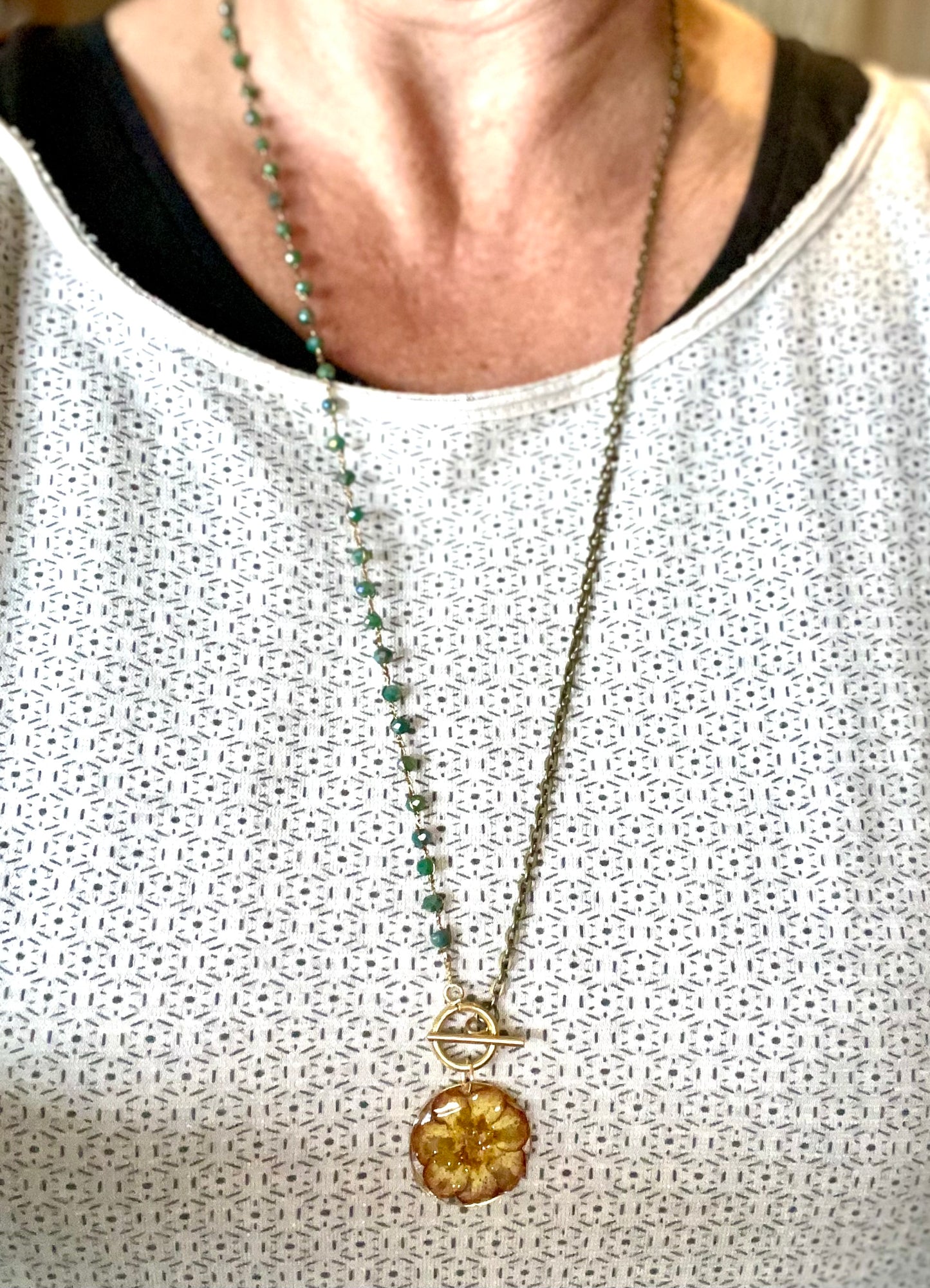 Collier bi matière perles de verre & primevère