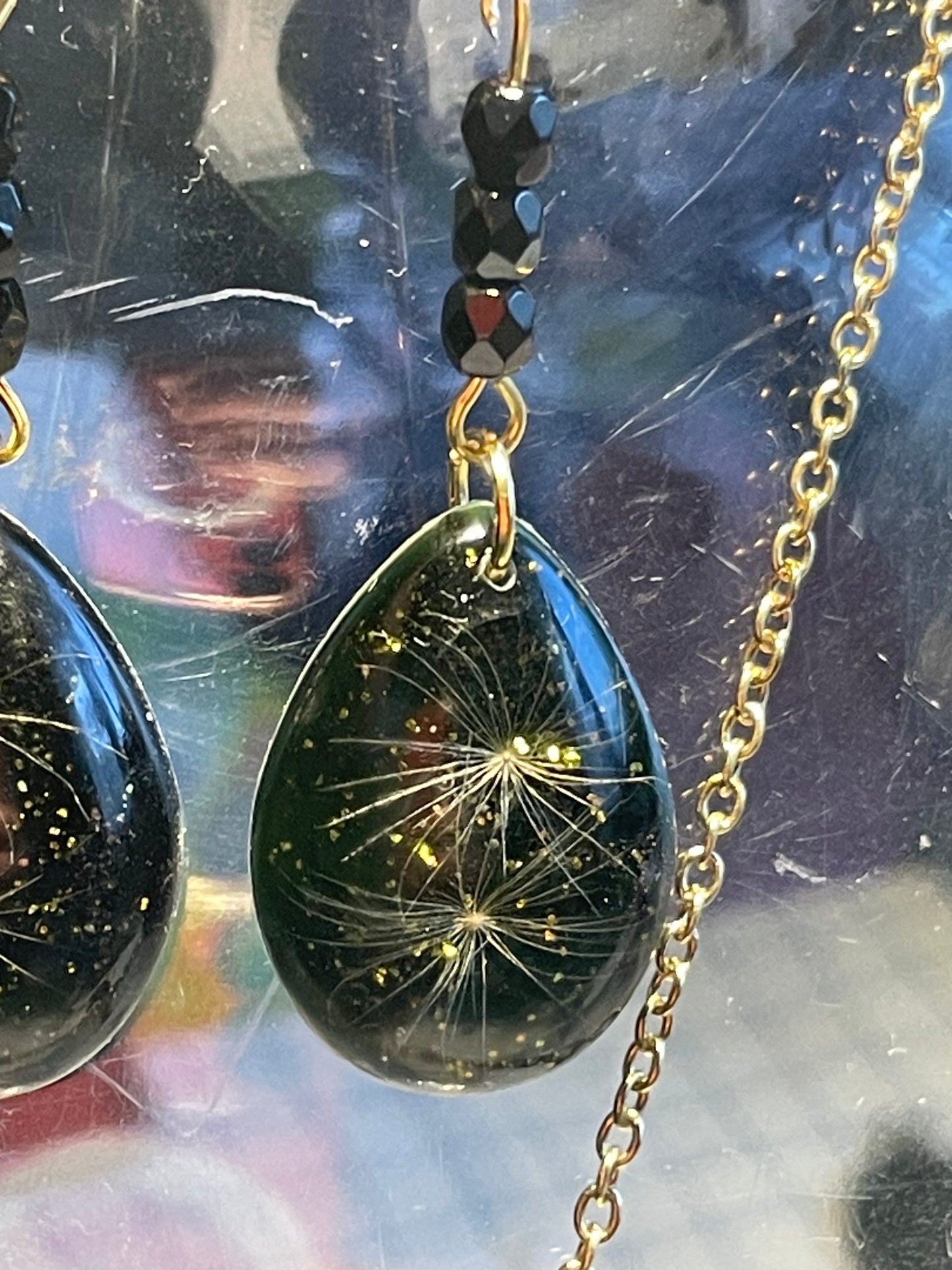 Boucles d’oreilles larmes de pissenlit & perles noires