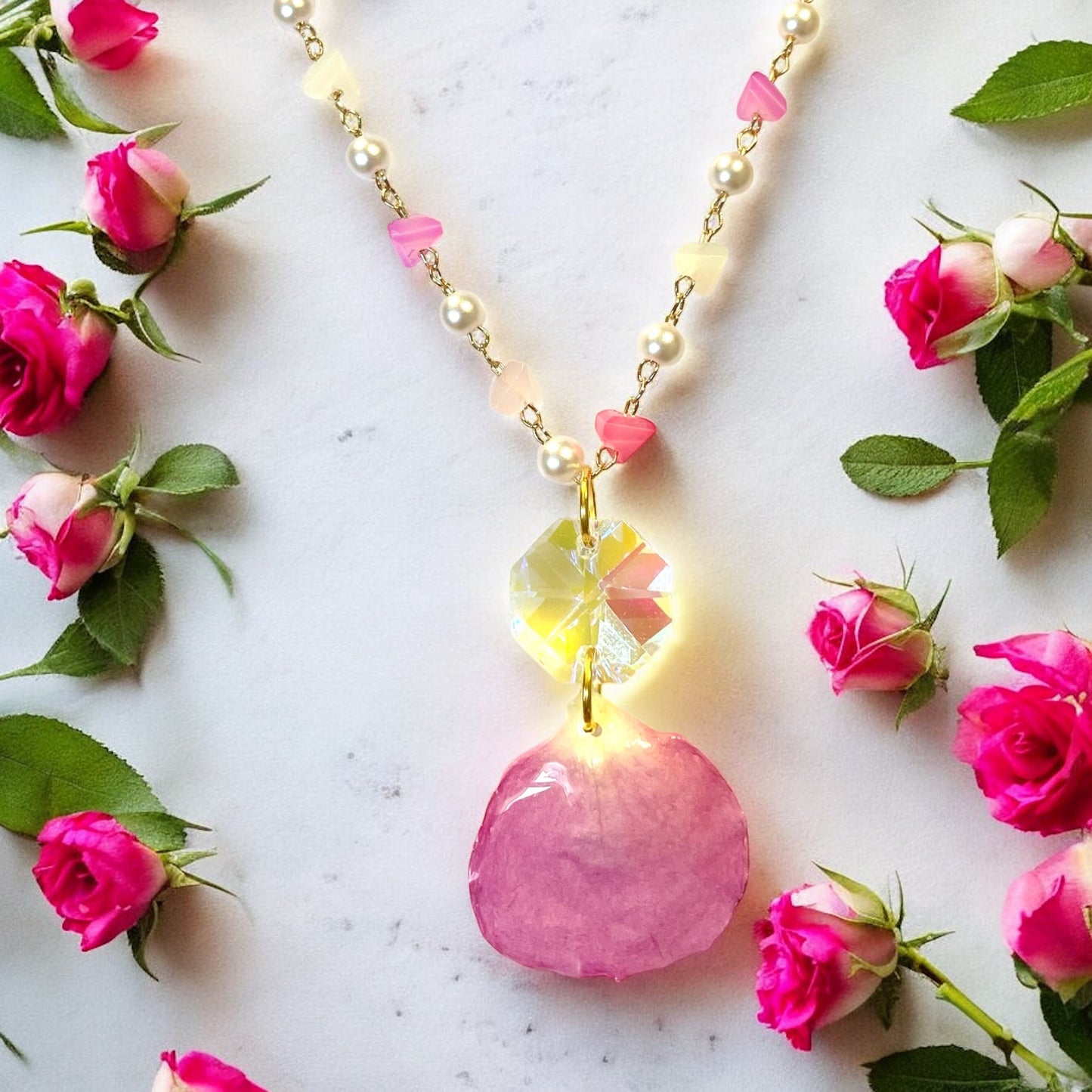 Collier perles & pétale rose