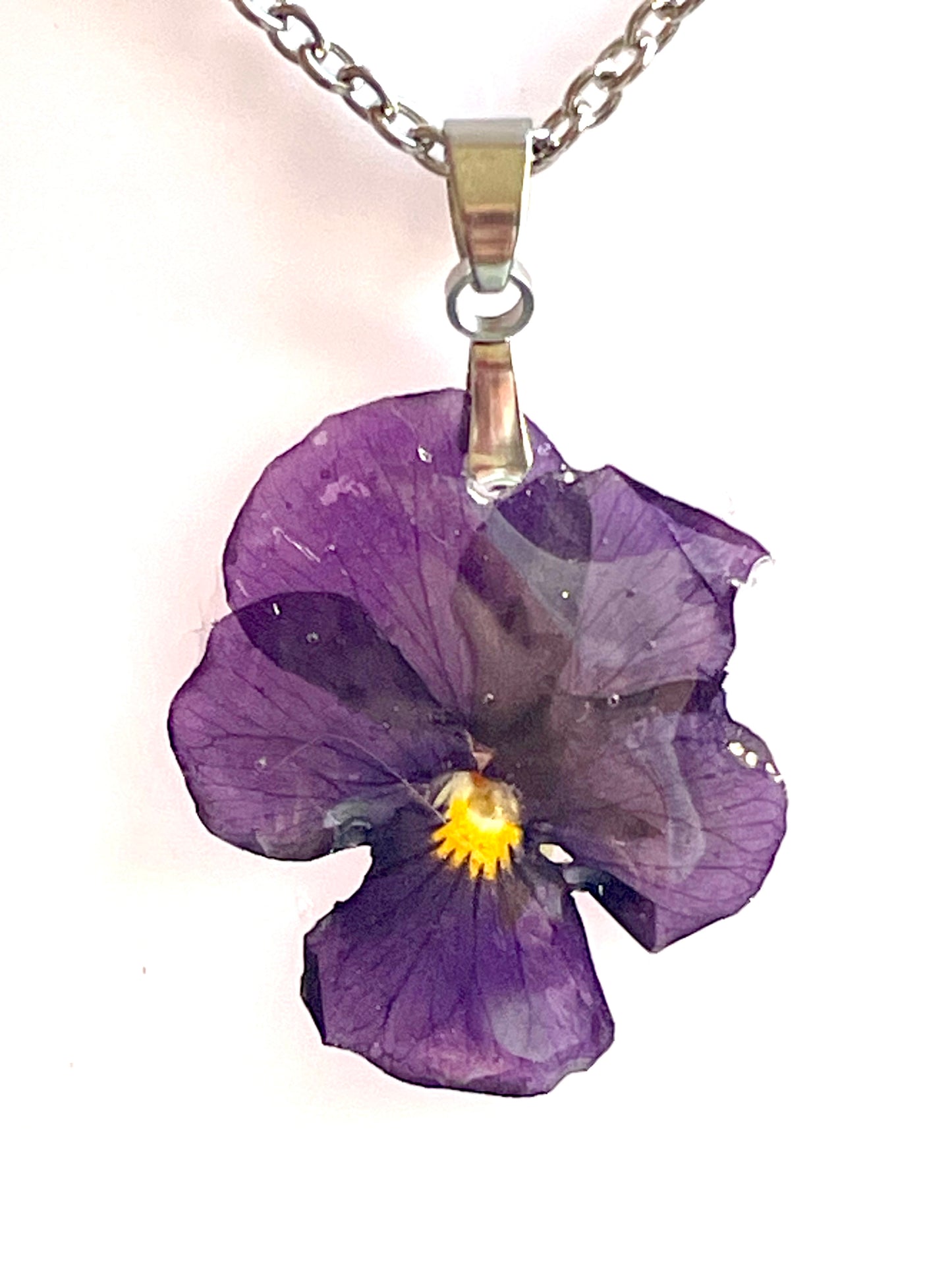 Pendentif fleur Pensée violette petit cœur jaune