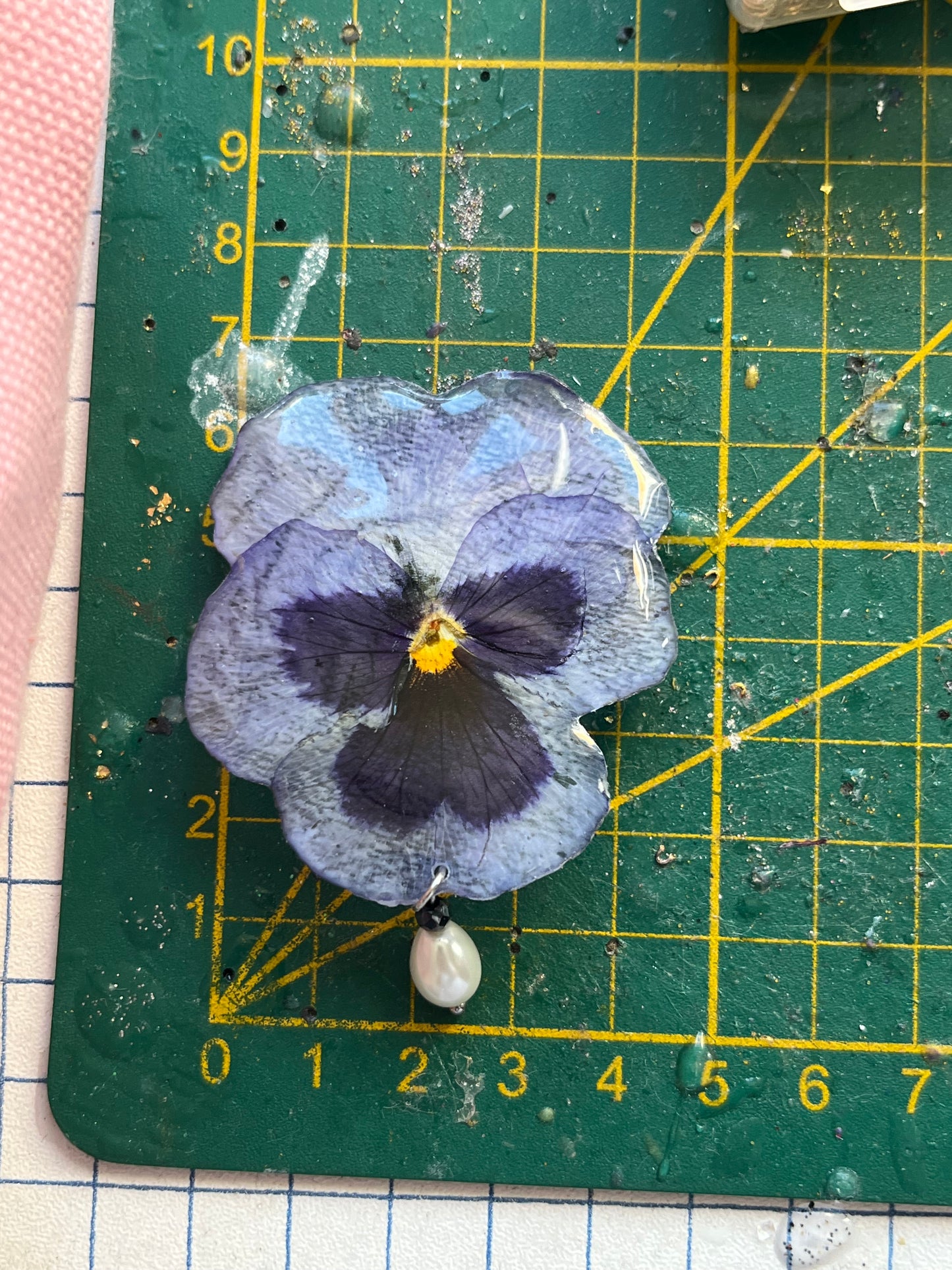 Broche Pensée Éternelle – Fleur naturelle préservée