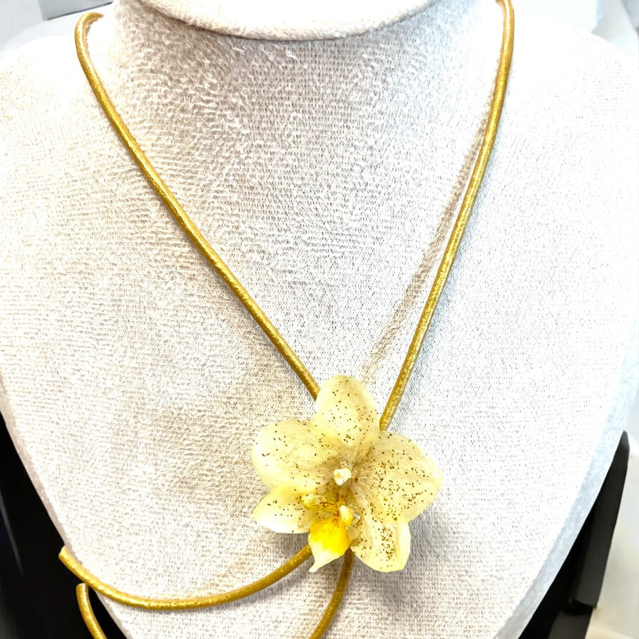 Collier mini orchidée jaune dorée & cordon cuir doré