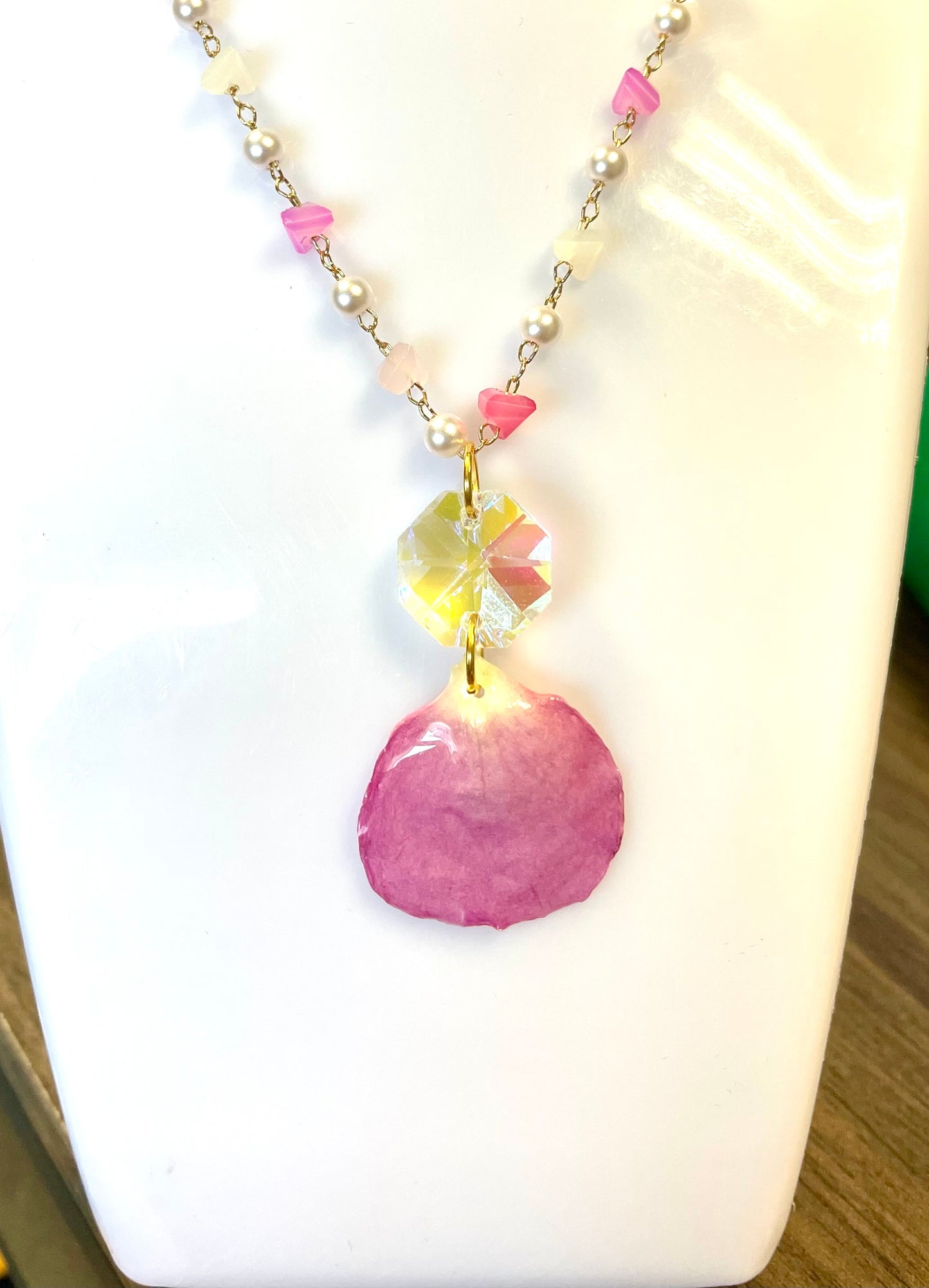 Collier perles & pétale rose