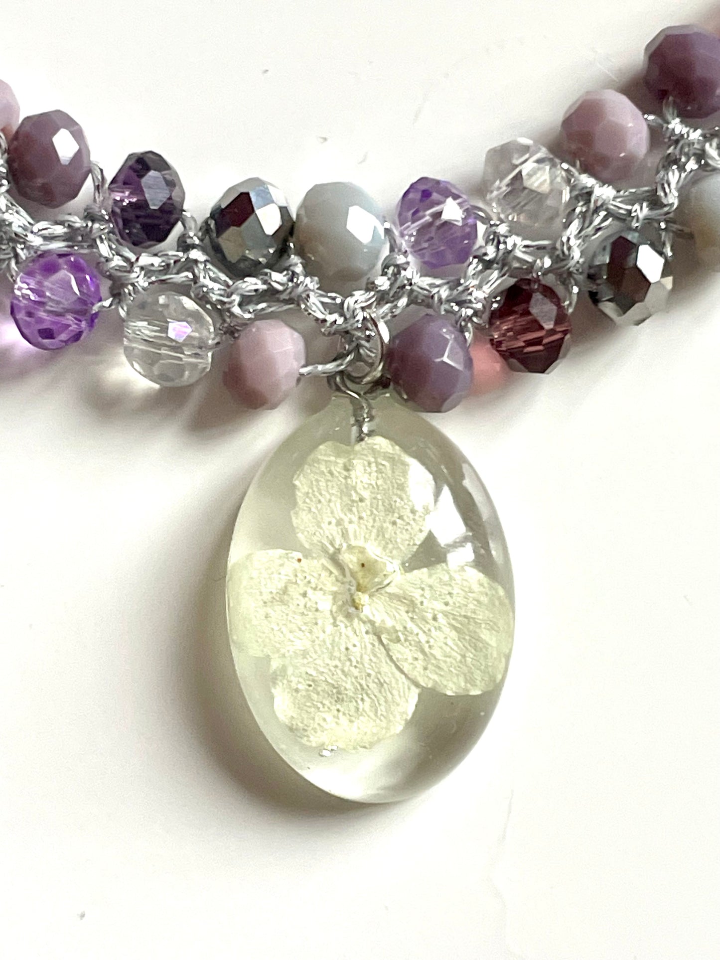 Collier ras du coup fleur hortensia blanc et perles de verre tons violet argenté