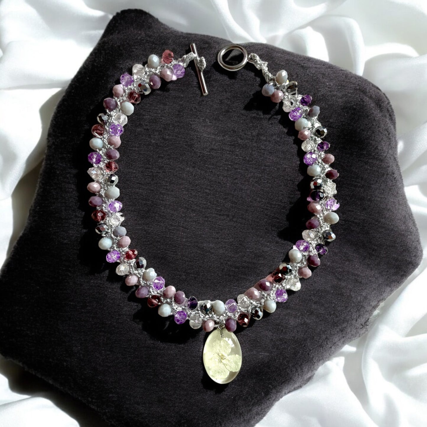 Collier ras du coup fleur hortensia blanc et perles de verre tons violet argenté