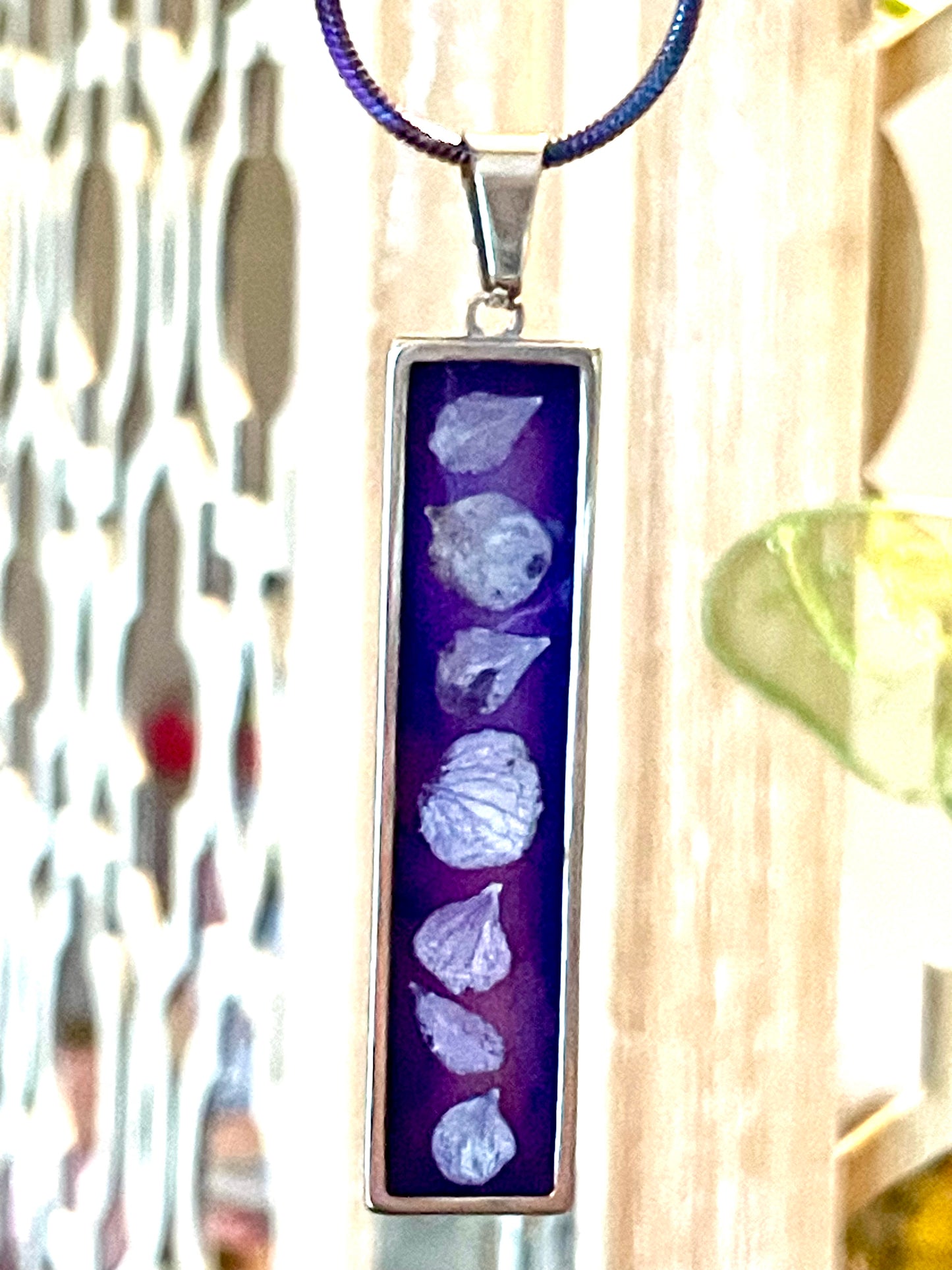 Collier pétales hortensia bleu fond violet