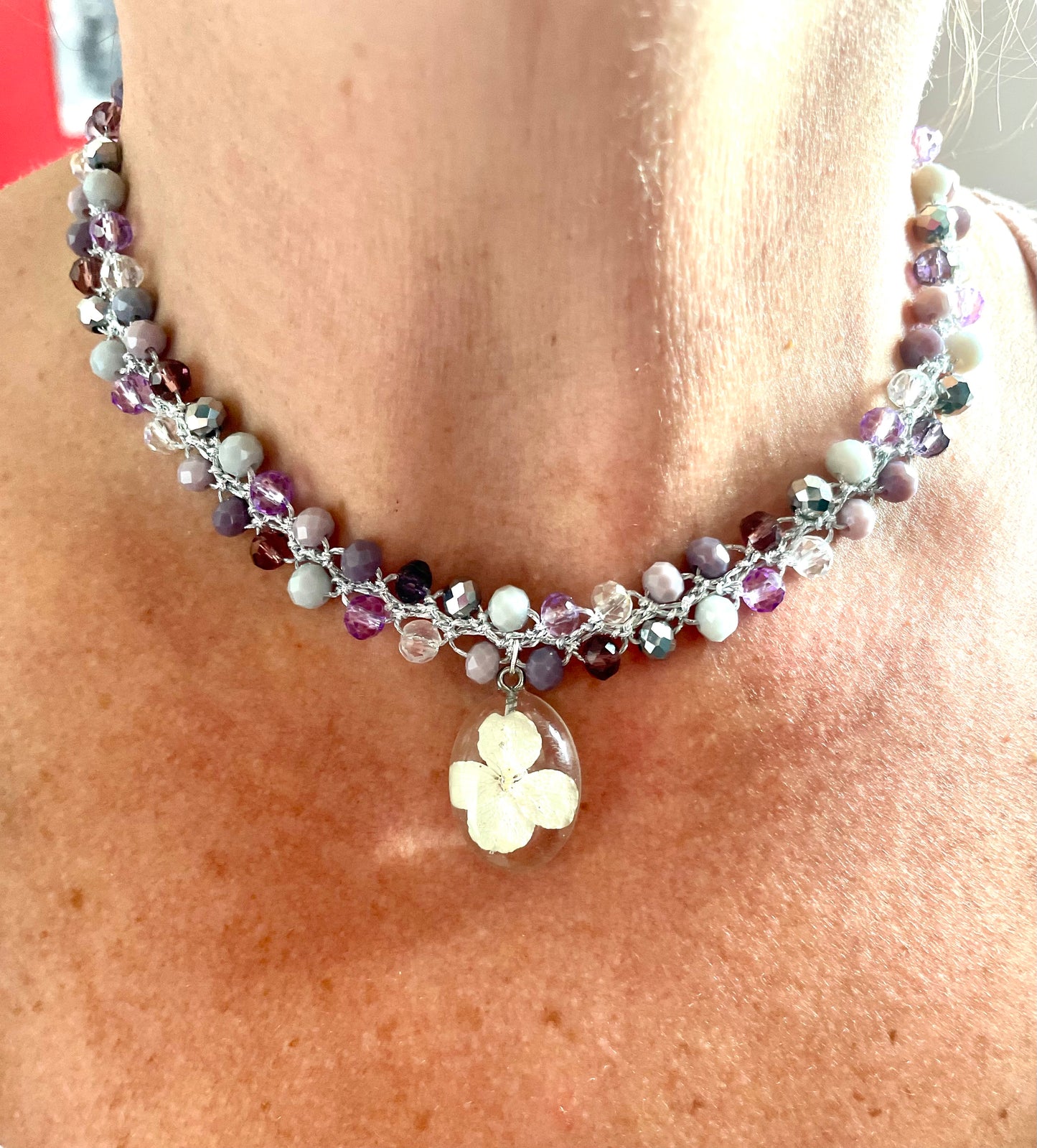 Collier ras du coup fleur hortensia blanc et perles de verre tons violet argenté