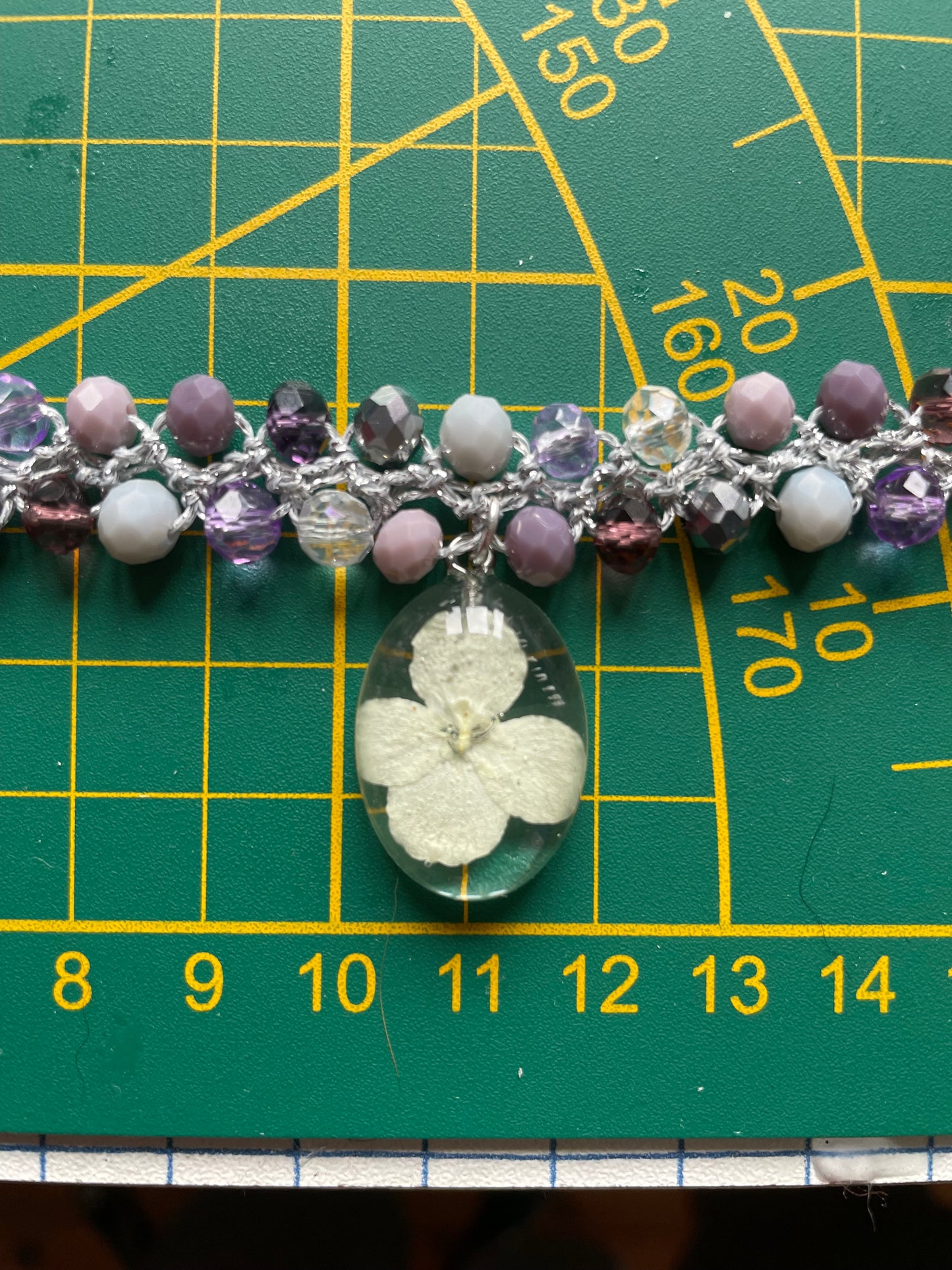 Collier ras du coup fleur hortensia blanc et perles de verre tons violet argenté