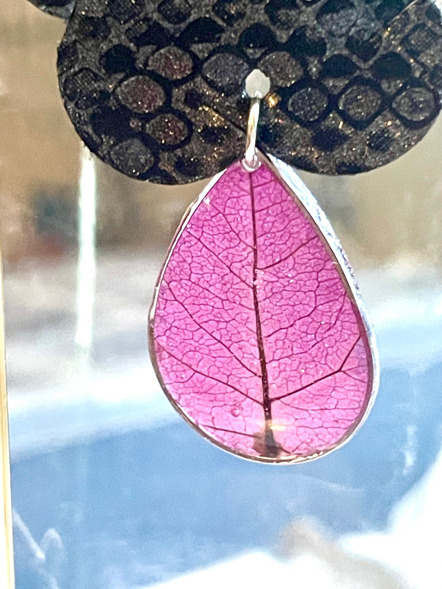 Boucles d’oreilles fleurs de cuir & larmes de Bougainvilliers