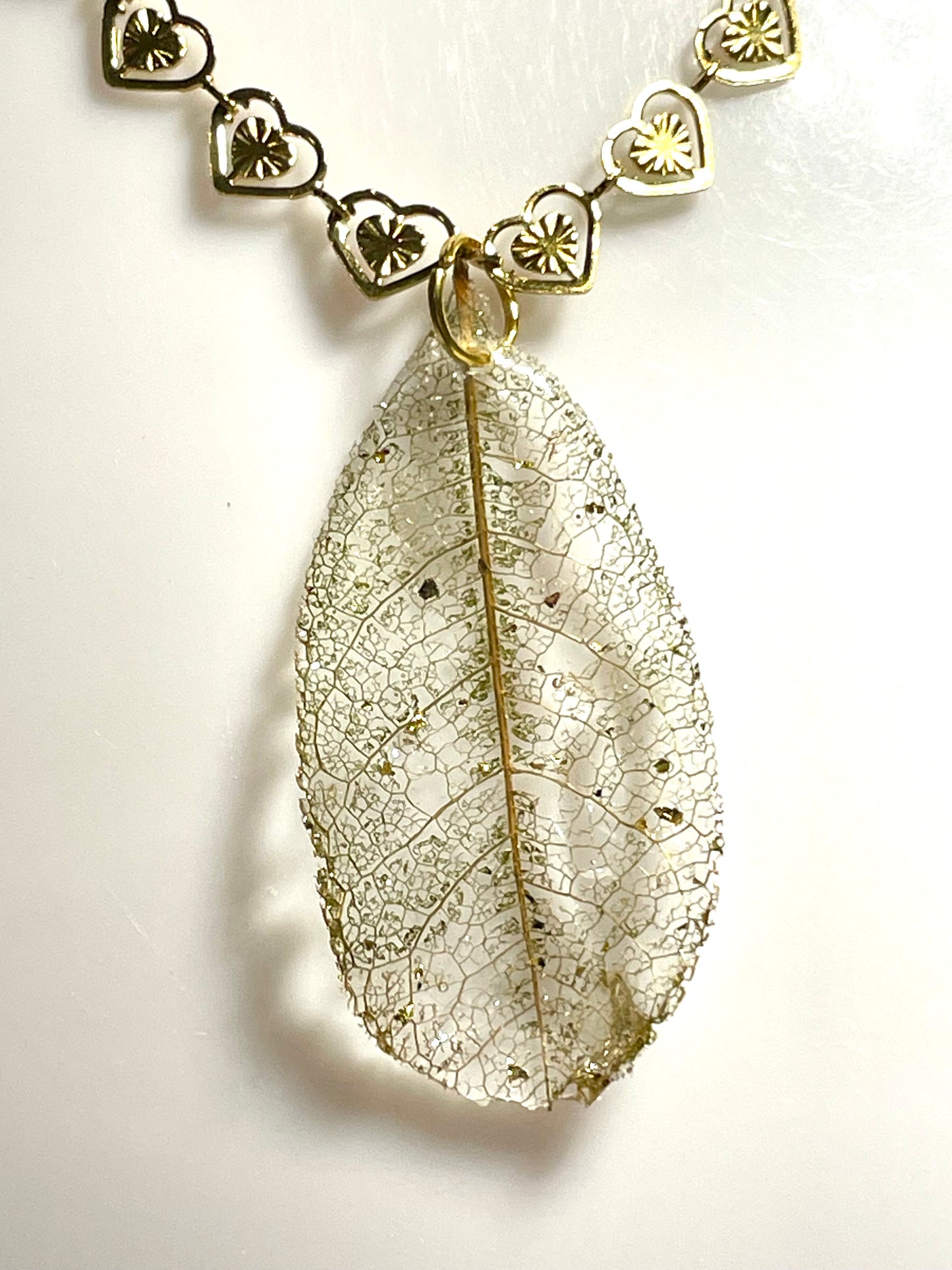 Collier dentelle végétale de Magnolia petits cœurs