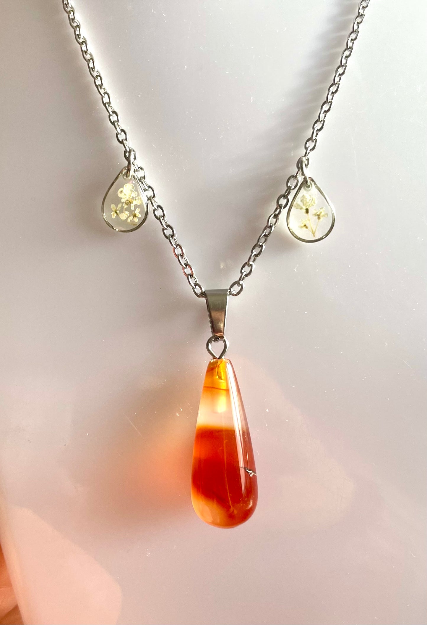 Collier fleurs de carotte sauvage & cornaline - Aux fleurs de Chloé Collier fleurs de carotte sauvage & cornaline Collier Collier